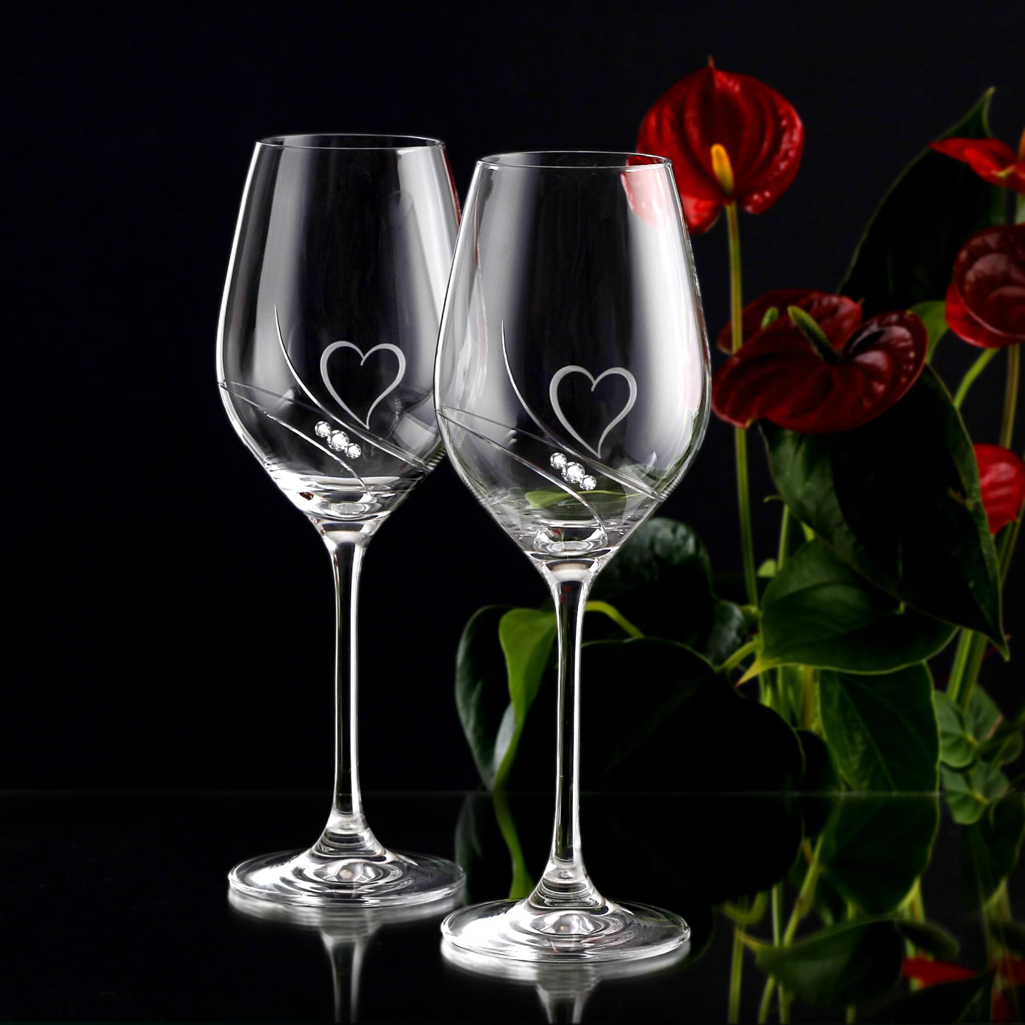 Copas de vino blanco, juego de copas de vino hechas a mano con corazones grabados, regalos para mujeres, líneas pulidas y cristales Swarovski, juego de vasos moderno, paquete de regalo, 2