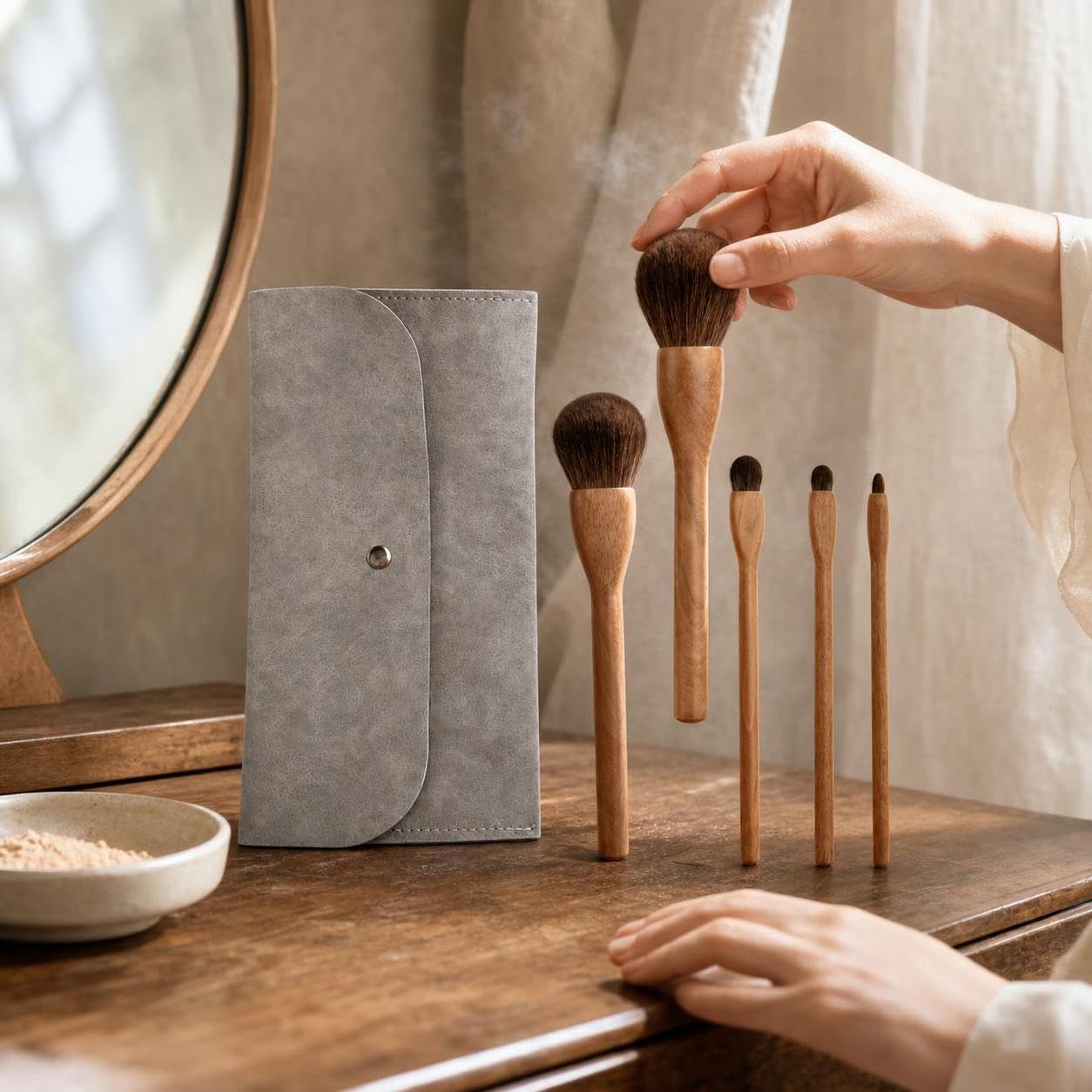 Kit Pennelli da Trucco Professionali con Manico in Legno e Fibra Sintetica per e Trucco, per bellezza - per uso quotidiano, Set di 5 pennelli quotidiani con borsa a busta grigia