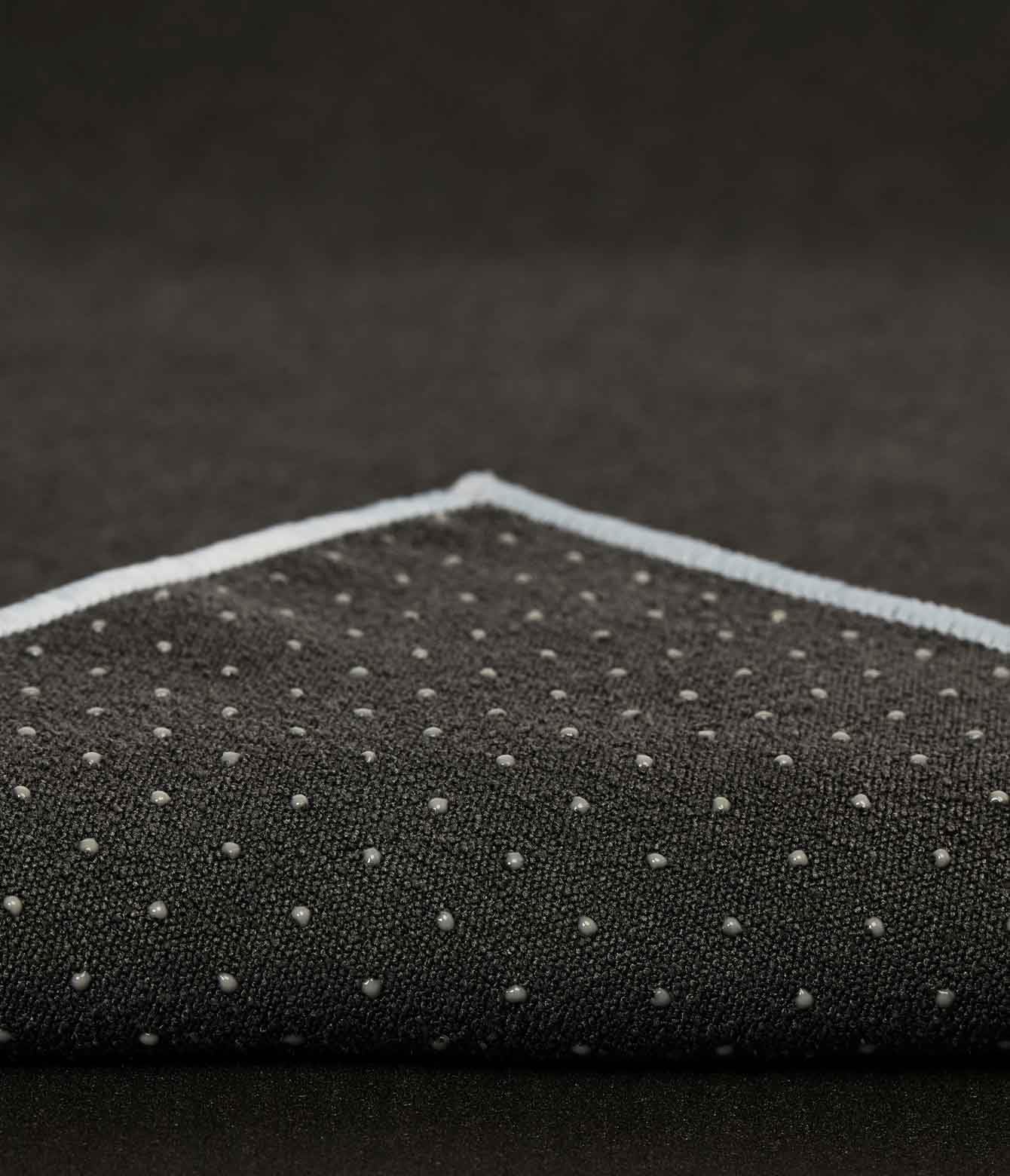 Manduka Yogitoes Toalla para Esterilla de Yoga, Ligera, Microfibra de Secado rápido, tecnología Antideslizante, para Hot Yoga, Vinyasa y Power Yoga, 180 cm, Gris