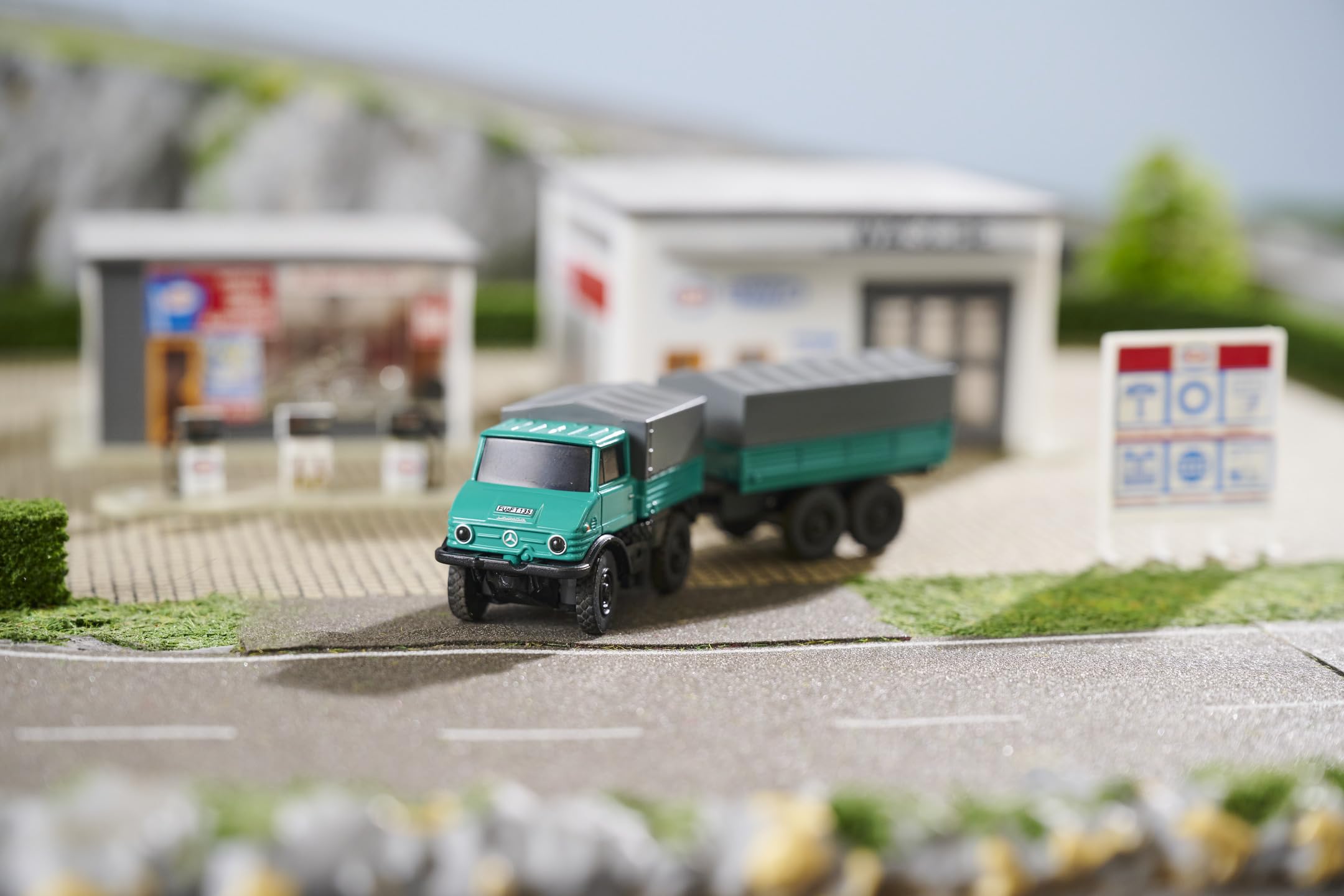 Carson 500504165 1:87 MB Unimog Forst mit Hänger 2.4GHz 100% RTR - Fahrfertiges Modell, RC Auto, H0 Auto,RC Modell,Diorama Fahrzeug