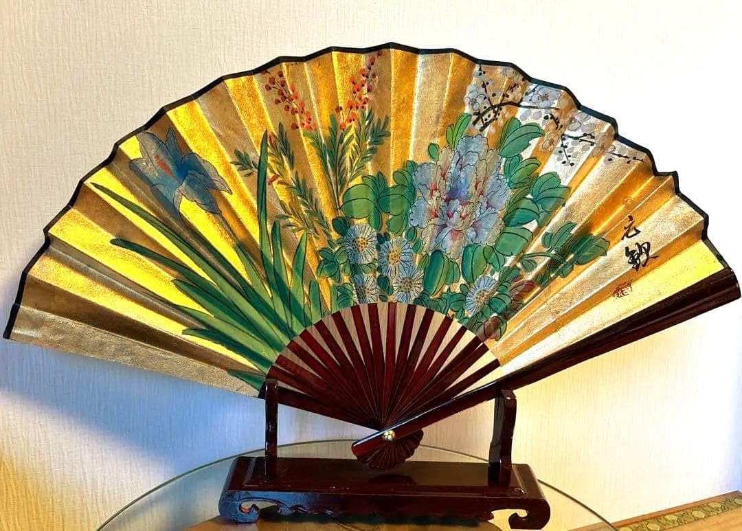 扇　70cm四季の花　花柄の金色木製スタンド付き Amazon.co.jp: 扇 70cm四季の花 花柄の金色木製スタンド付き