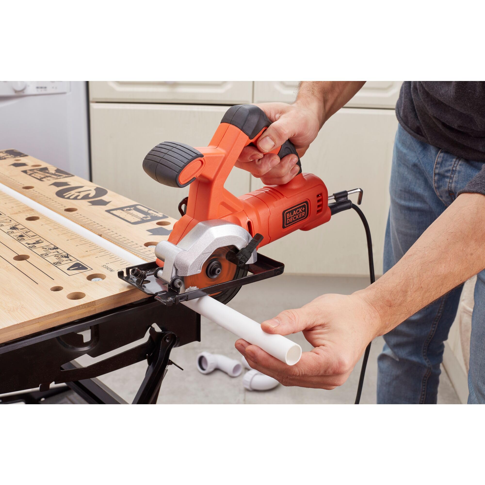 BLACK+DECKER Mini sierra circular con cable 400W, 85mm, 3600 RPM, profundidad de corte 27mm, incluye 2 discos (TCT 24T y HSS 44T), adaptador para aspirador, guía de corte paralela, BES510