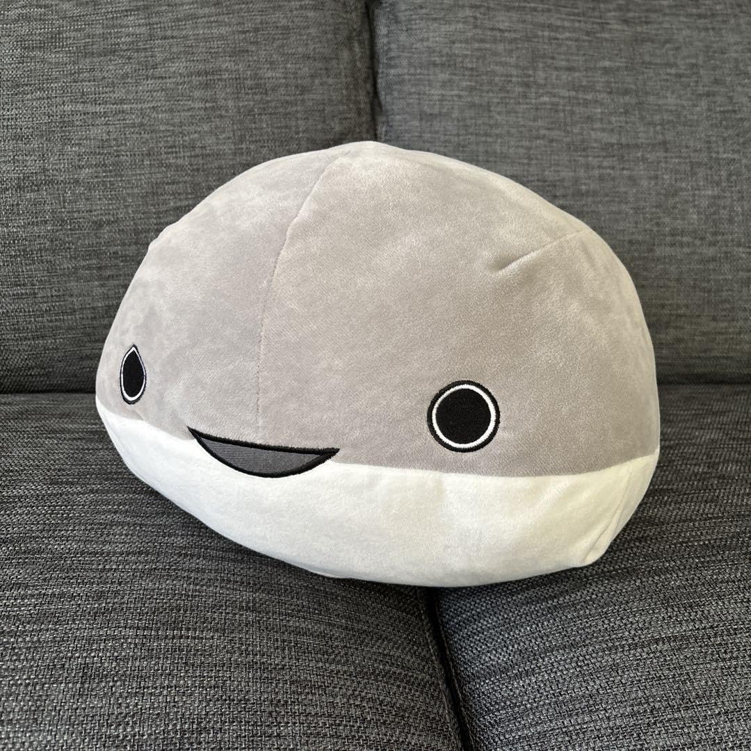 店番のスピス　めちゃもふぐっとぬいぐるみ　サカバンバスピス 店番のスピス めちゃもふぐっとぬいぐるみ│株式会社BANDAI