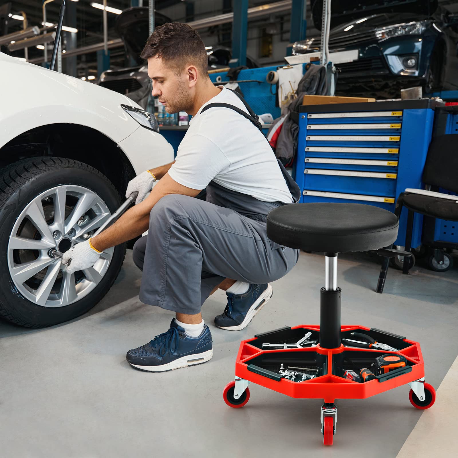 GYMAX Tabouret d'Atelier à roulettes, Charge Max 150KG, Tabouret à roulettes Réglable avec Rangement d'Outils, Siège Pivotant de Mécanicien pour Garage/Atelier, Noir et Rouge