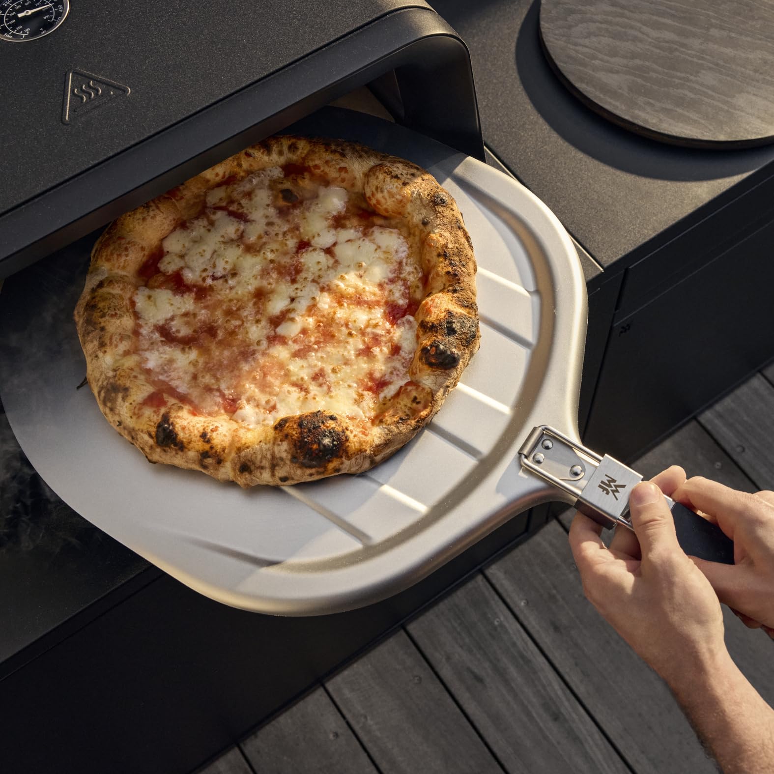 WMF Pizzaiolo Pro Pizzaofen, über 450°C Backtemperatur, großer Pizzastein (Ø 40 cm), automatische Drehmechanik, integrierte Temperaturüberwachung für perfekte Ergebnisse in 90 Sek., Gas Pizzaofen