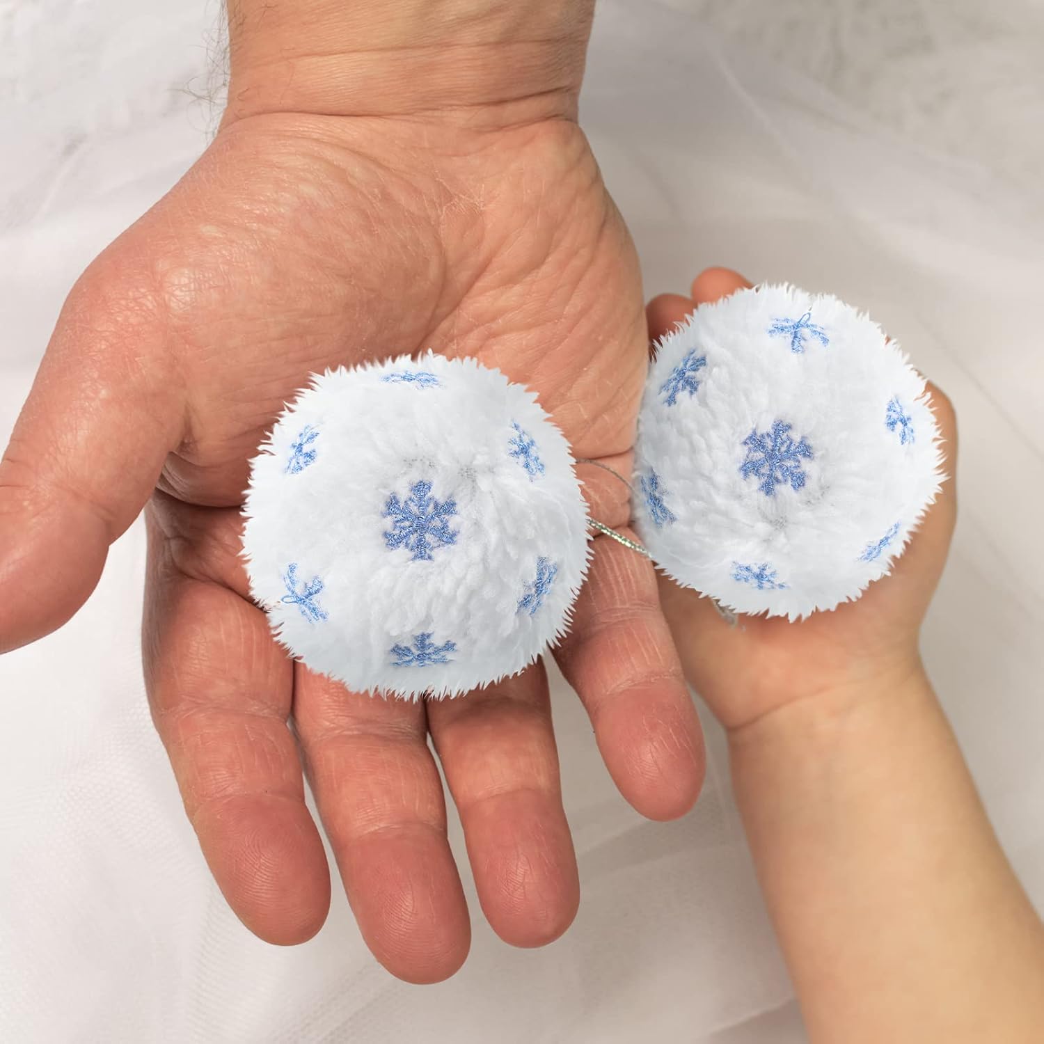 Sumind 36 Pcs Fake Snow Balls for Kids Fights Indoor, Snowflake Soft Plush Fluffy Snowballs with and Storage Bag for Family Indoor Outdoor Snow Fight Winter Games Christmas Tree Decor