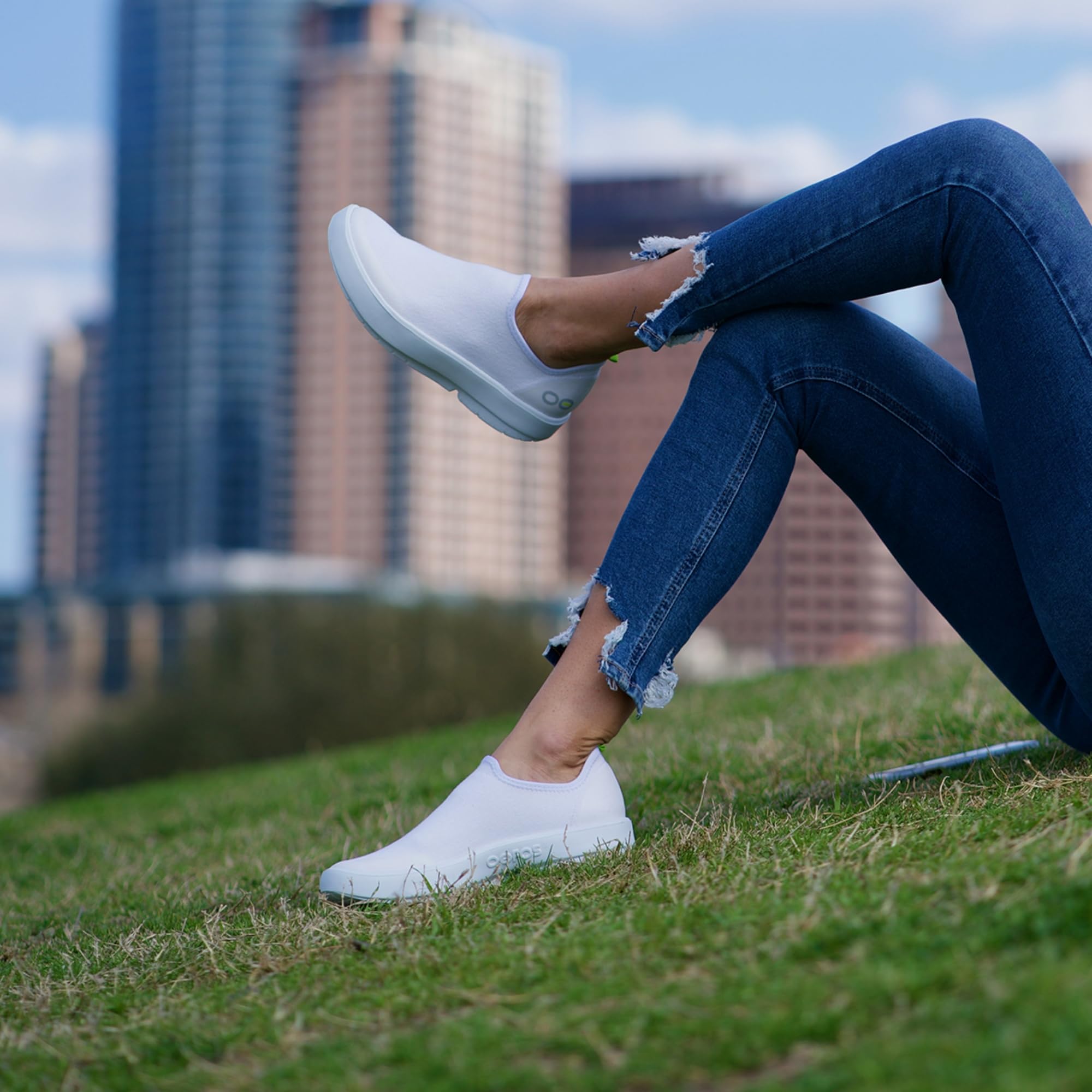 OOFOS OOmg eeZee Low Recovery Shoe, White - Women's Siz | B2B