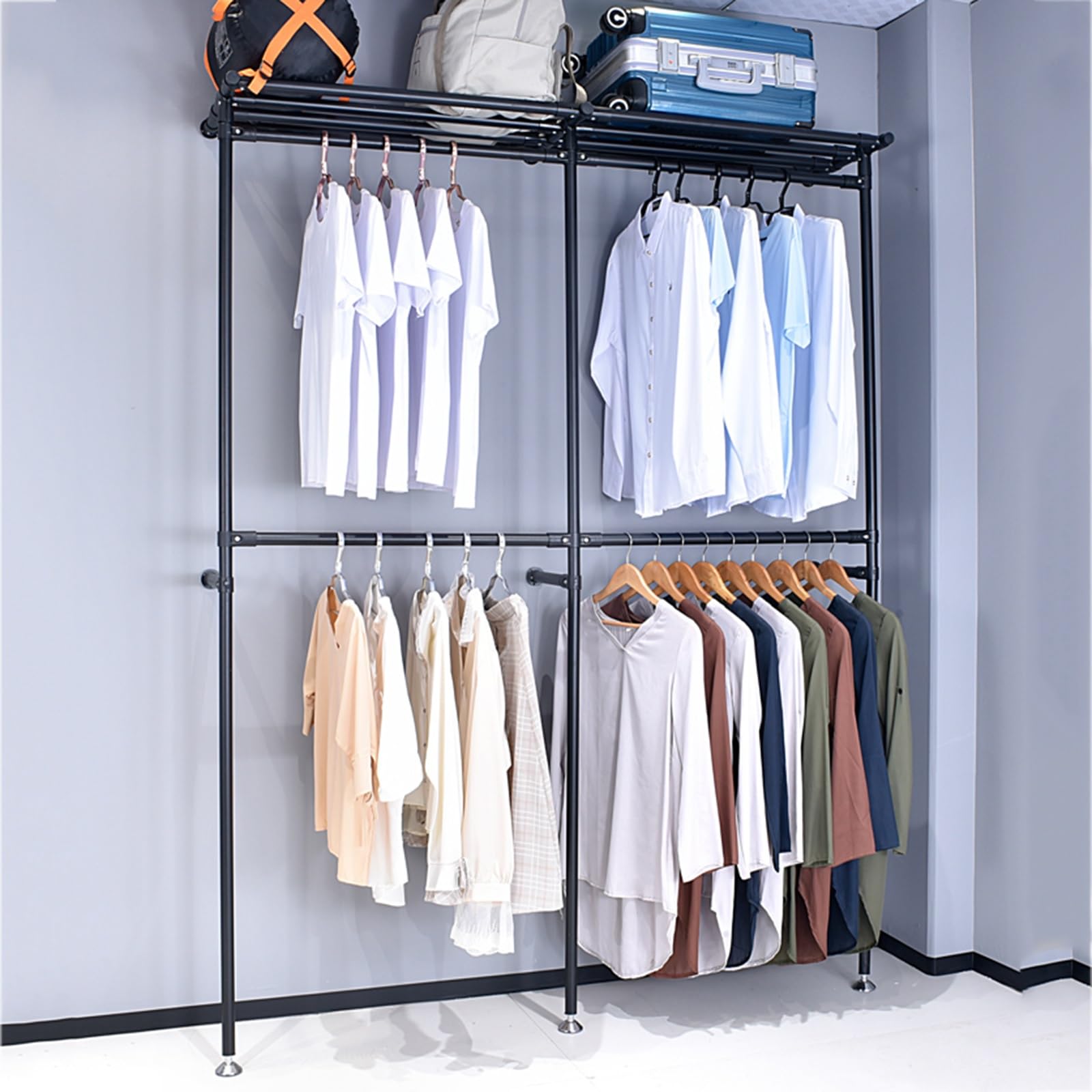 Barre à vêtements murale à 2 niveaux pour optimiser une chambre style loft