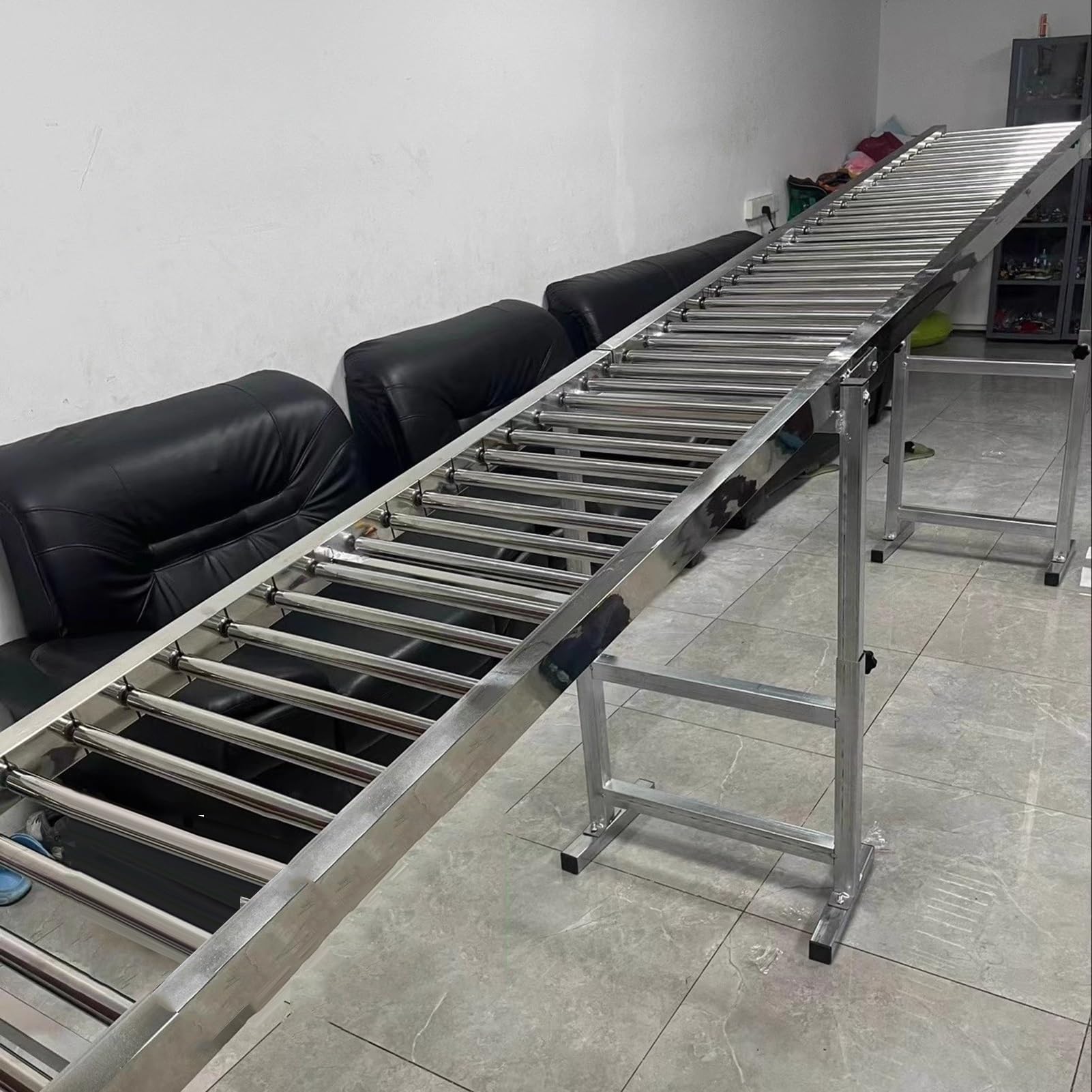 Supporto per trasportatore regolabile leggero e staffa per rampa di scarico per una movimentazione efficiente dei materiali in magazzino commerciale e logistica