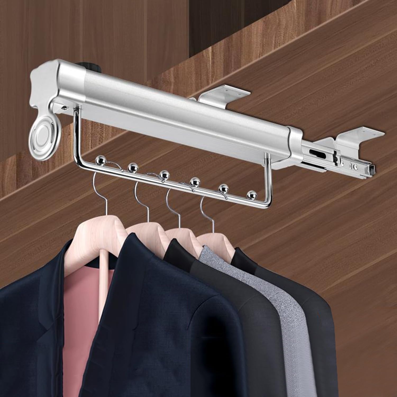 Portant à vêtements extensible pour optimiser une petite armoire bondée