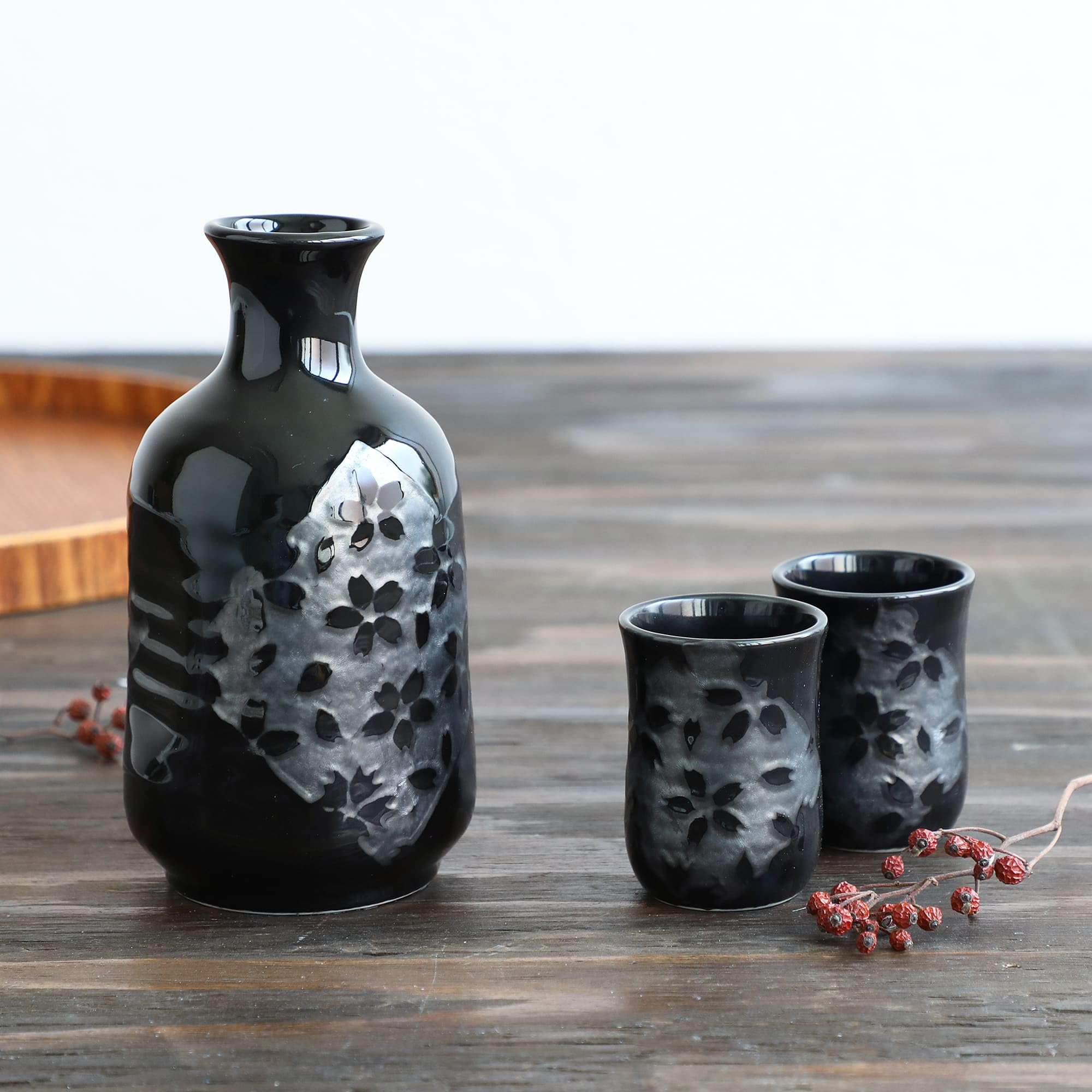 Asayu Japan Japanisches Sake-Set, Sakura-Kirschblüten-Design, 1 Tokkuri-Flasche mit 2 Keramikbechern, Schwarz, Hergestellt in Japan