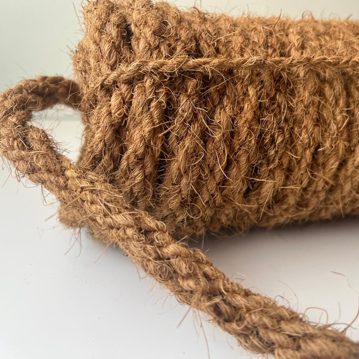 Cuerda de Fibra de Coco Natural 100% Ecológica para Jardín, Mallas/Toldos de Sombreo, Pérgolas, Patio, Terraza y Manualidades – Resistente y Biodegradable (Ø 18 mm 25 m)