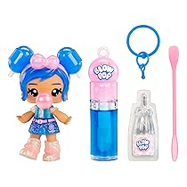 Yummiland x Licensed Sweets Lip Gloss Doll: Blow Pop – Lulu Raspberry: Include 1 Bambola, Lucidalabbra + Portachiavi rimovibile, Gioco cosmetico, Collezionabile. Età 4+
