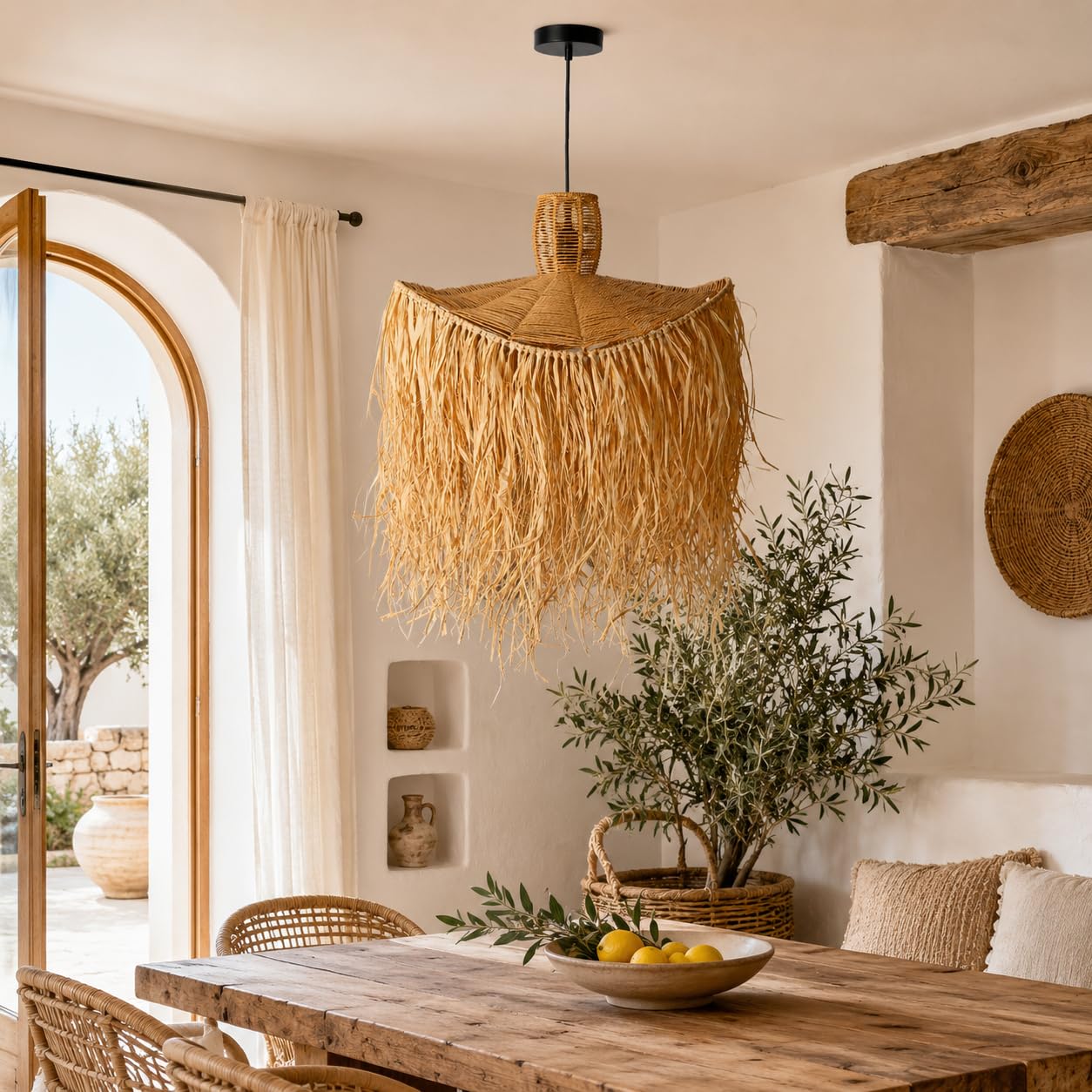 Alpinaluz Lámpara Colgante Rafia Natural D60 cm E27 con Flecos | Cable ajustable 130 cm, estilo boho mediterráneo y pantalla artesanal para salón, comedor o dormitorio