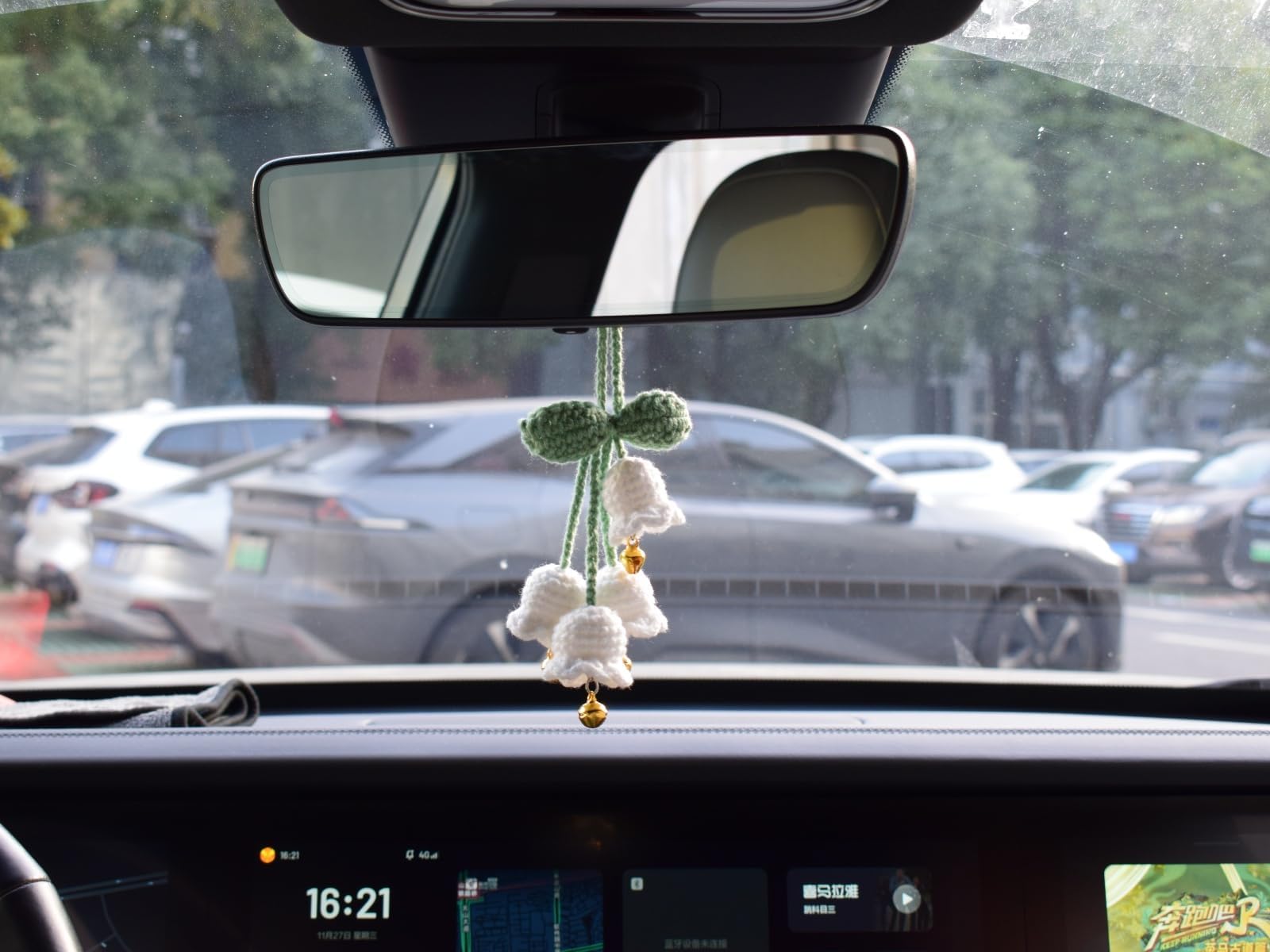 Ciondolo Auto Fiore Bianco Fatto a Mano all’Uncinetto con Campanelli Ornamento da Appendere per Specchietto Retrovisore Auto Decorazioni Interni Accessori Auto Donna Estetici Regalo per Macchina Nuova