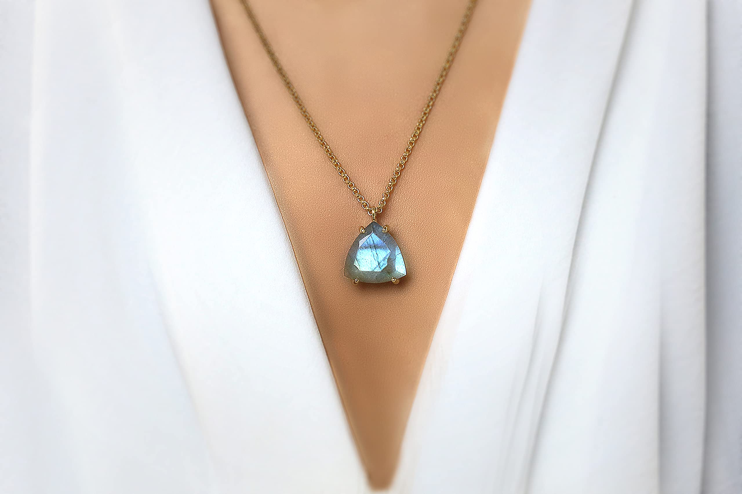 Collar Artesanal de Labradorita Triangular 18mm - Collar de Cristal Azul Curativo Luminiscente - Joyas Únicas de Piedras y Cristales a Medida - Hecho a Mano
