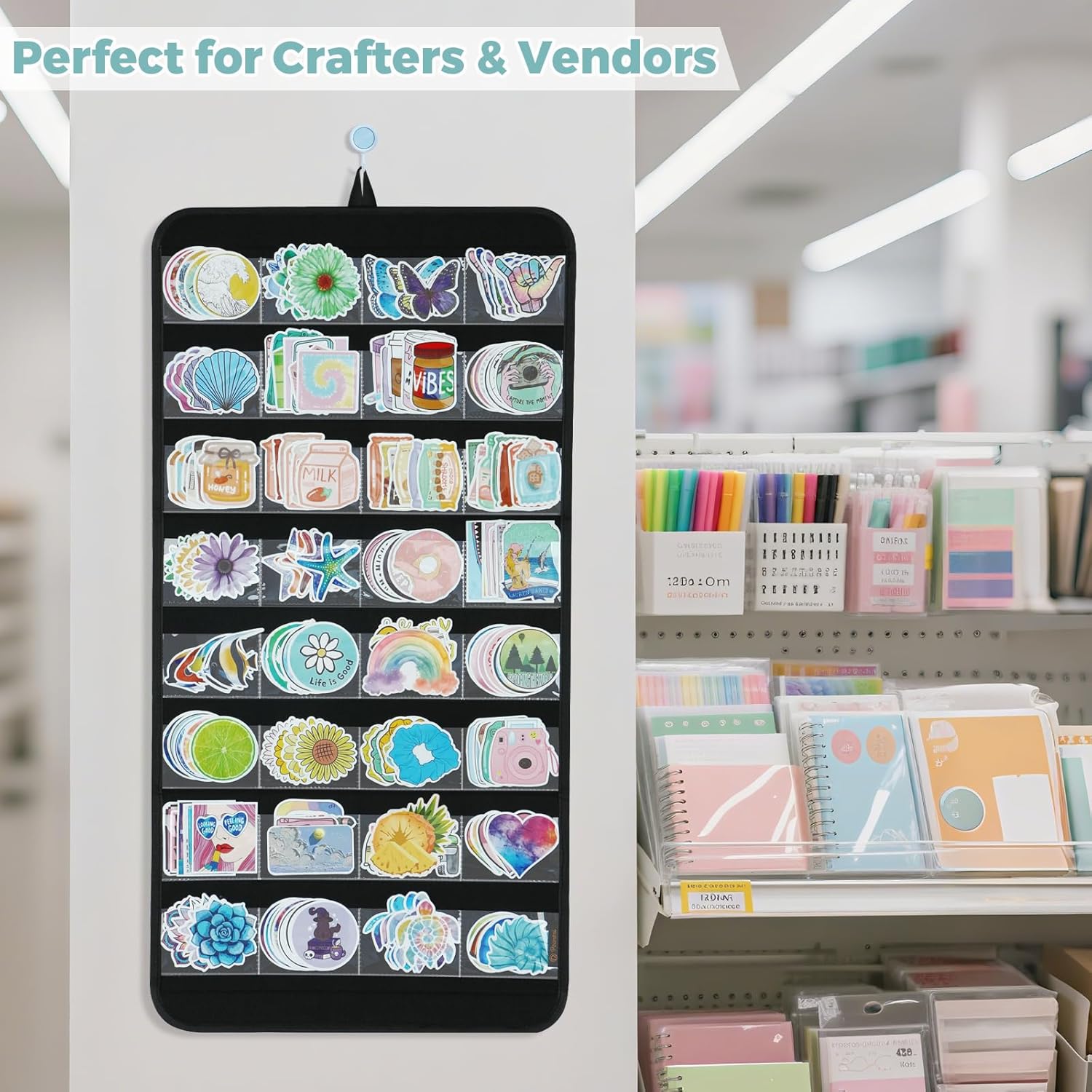ポータブルハンギングステッカーディスプレイオーガナイザー &ndash; 32個のクリアポケット壁掛けフェルトステッカーホルダー 名刺、スクラッ