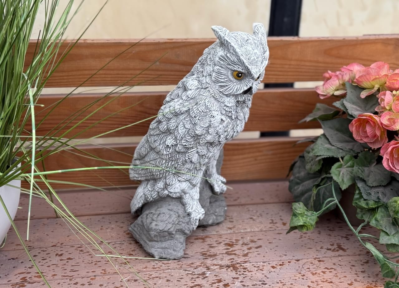stoneandstyle Gartenfigur Eule auf Stein, 30 cm Höhe, Steinguss, Frostfest, Handgefertigt in Deutschland