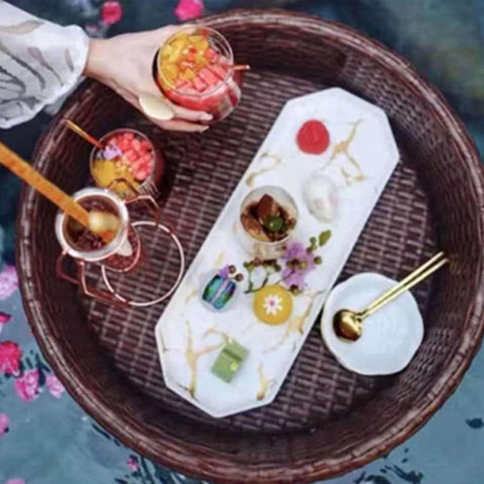 Bandeja Flotante de ratán con Asas para Servir, Elegante decoración rústica.