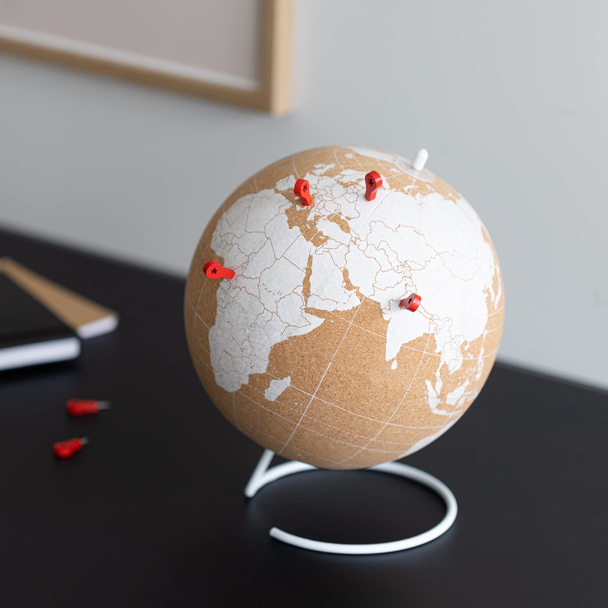 Navaris Kork Globus Weltkarte - Ø20cm Weltkugel Mit Schwarzem Print - Kinderzimmer Kork-Welt - Inkl. 10 Pins - Weiß
