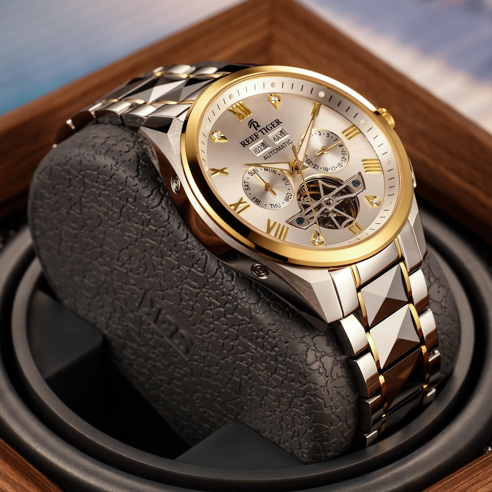 REEF TIGER Reloj mecánico de calendario completo de moda con tres ventanas de acero inoxidable esqueleto impermeable reloj para hombres RGA8235
