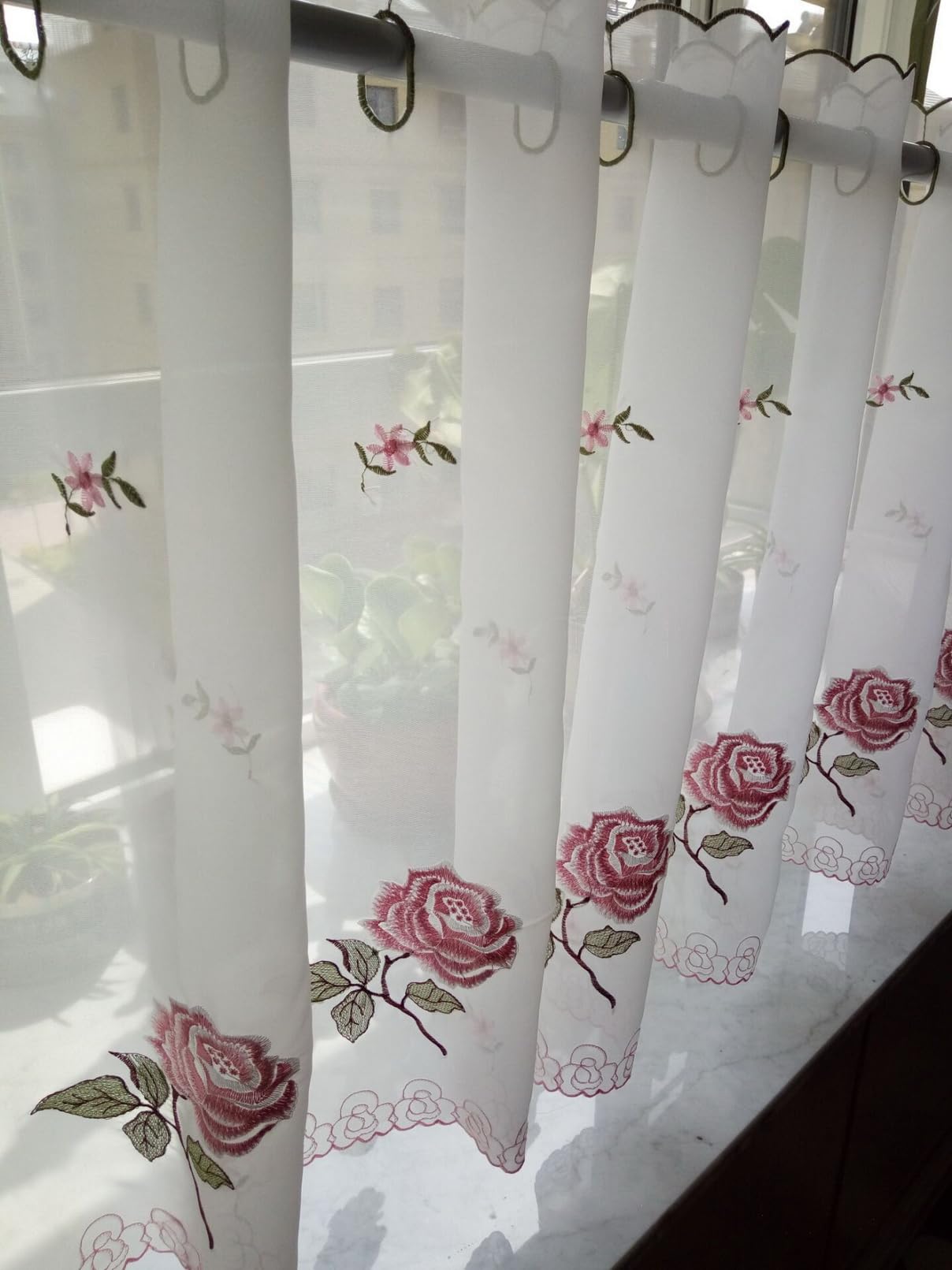A.Monamour Tenda Corta per Finestra Piccola Casale Rustico Bianco Voile Rosa Fiori Ricamo Semi Trasparente Occhielli Top Cafe Tenda a Pannello a Vetro da Cucina Bistrot Caffè Mezza Mantovana Tendina