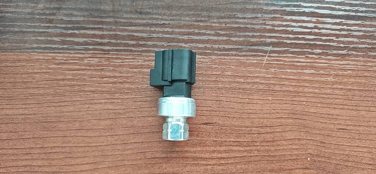 A/C Pressure Sensor Switch 3-Pin Fit for Dodge Ram 1500 2500 3500 Dakota Pickup Ram 4000 2002-2009 for Jeep Grand Cherokee Liberty 2002-2005 Replace 5072138AA 5072384AA 5073617AA 5093080AA