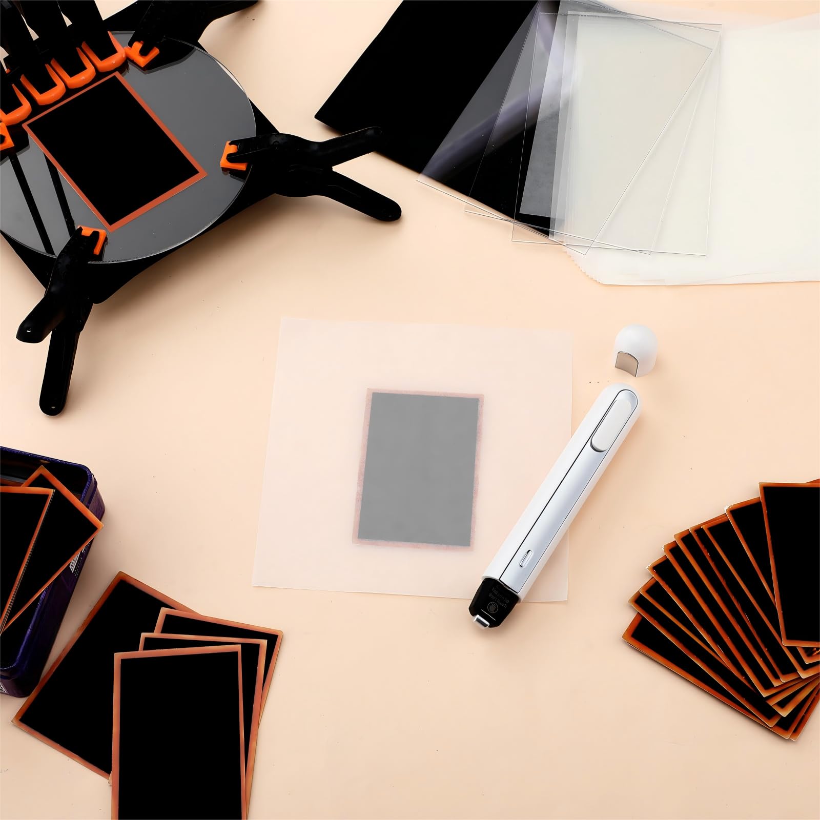 Grinsvalley Il kit per la pulizia delle carte sportive include 1 scatola idratante, 2 fogli acrilici, 8 morsetti in plastica, 5 tamponi, 1 cartella per ossa, 1 penna termica, 10 fogli di PC, 25 carta
