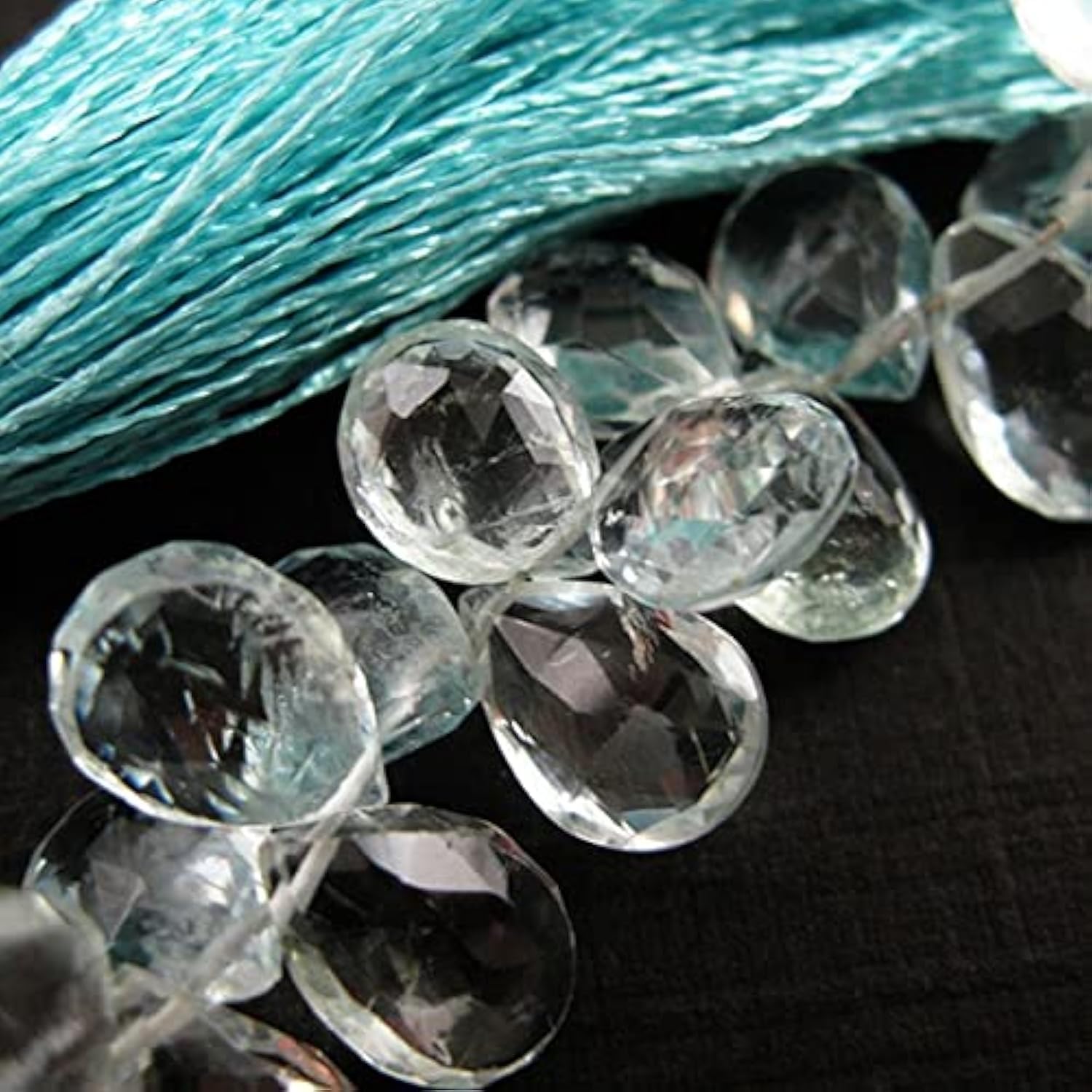 Perles aqua briolette de grade A en véritable gemme naturelle signées LKBEADS pour joaillerie