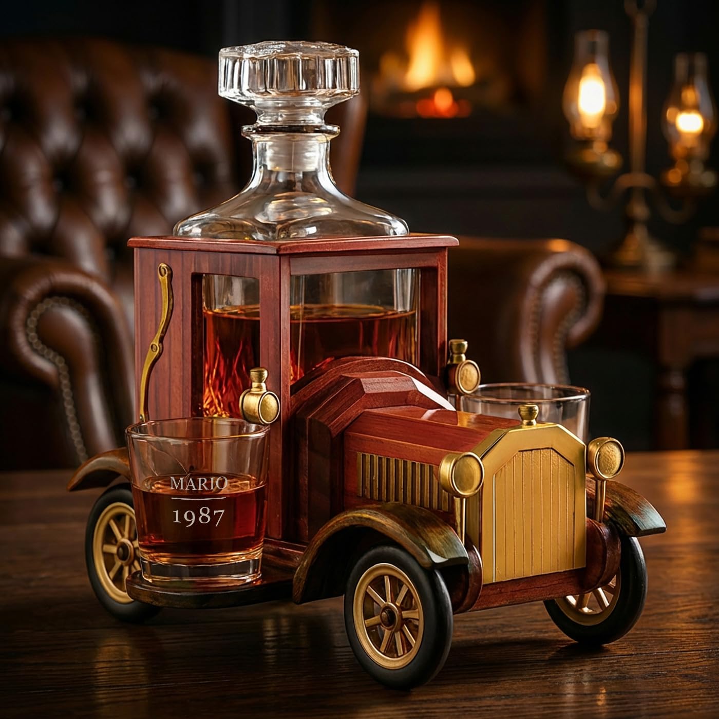 Maverton Caraffa in Auto di Legno - 2 Bicchieri Personalizzabili - Set Regalo Uomo Compleanno - Decanter 900ml e 2 Bicchieri Whisky 75 ml su Supporto - Idee Regali Uomo