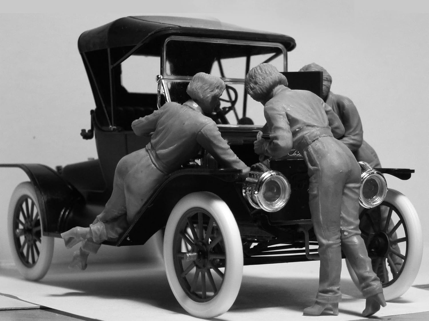 ICM 24009 Plastic Figures Model Kit American Mechanics (1910s) (3 Figures) - Scale 1:24