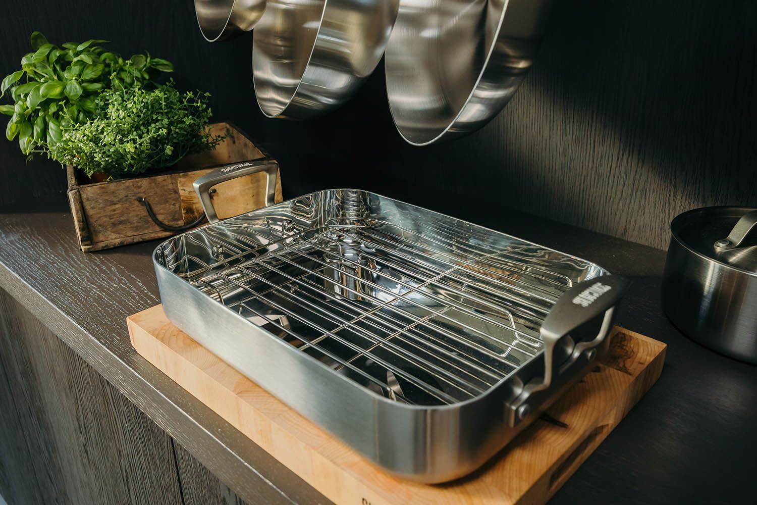 SKOTTSBERG Edelstahl Bräter mit Rost - 35x25 cm – PFAS‑frei, spülmaschinenfest - für Induktion, Gas, Ceran & Backofen