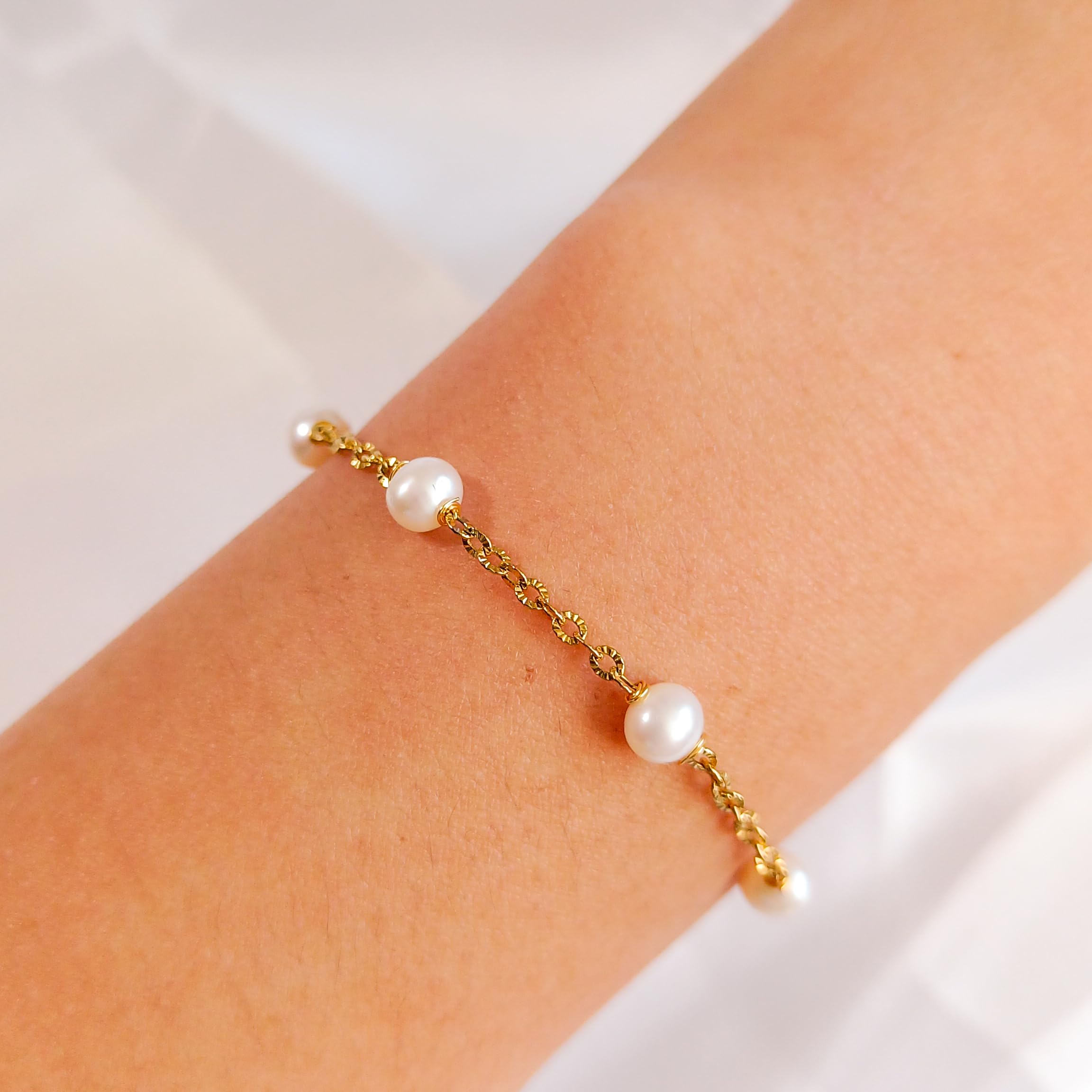 Bracelet Élégant en Perles d'Eau Douce et Chaînes en Plaqué Or - Élégance Sophistiquée et Délicat