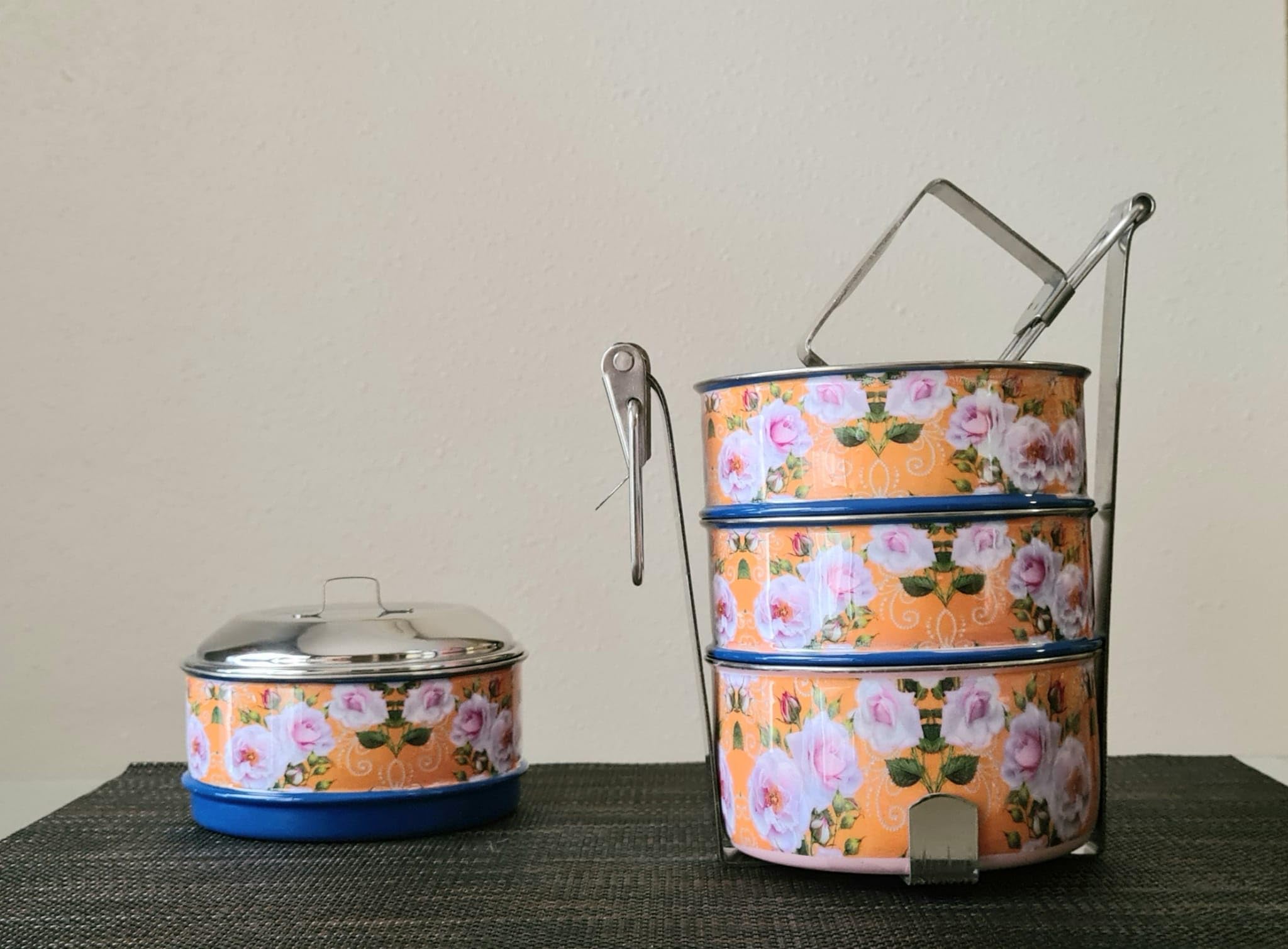 Tiffin cilíndrico de 4 niveles con estampado floral 100% acero inoxidable con bolsa térmica | Tiffin.es