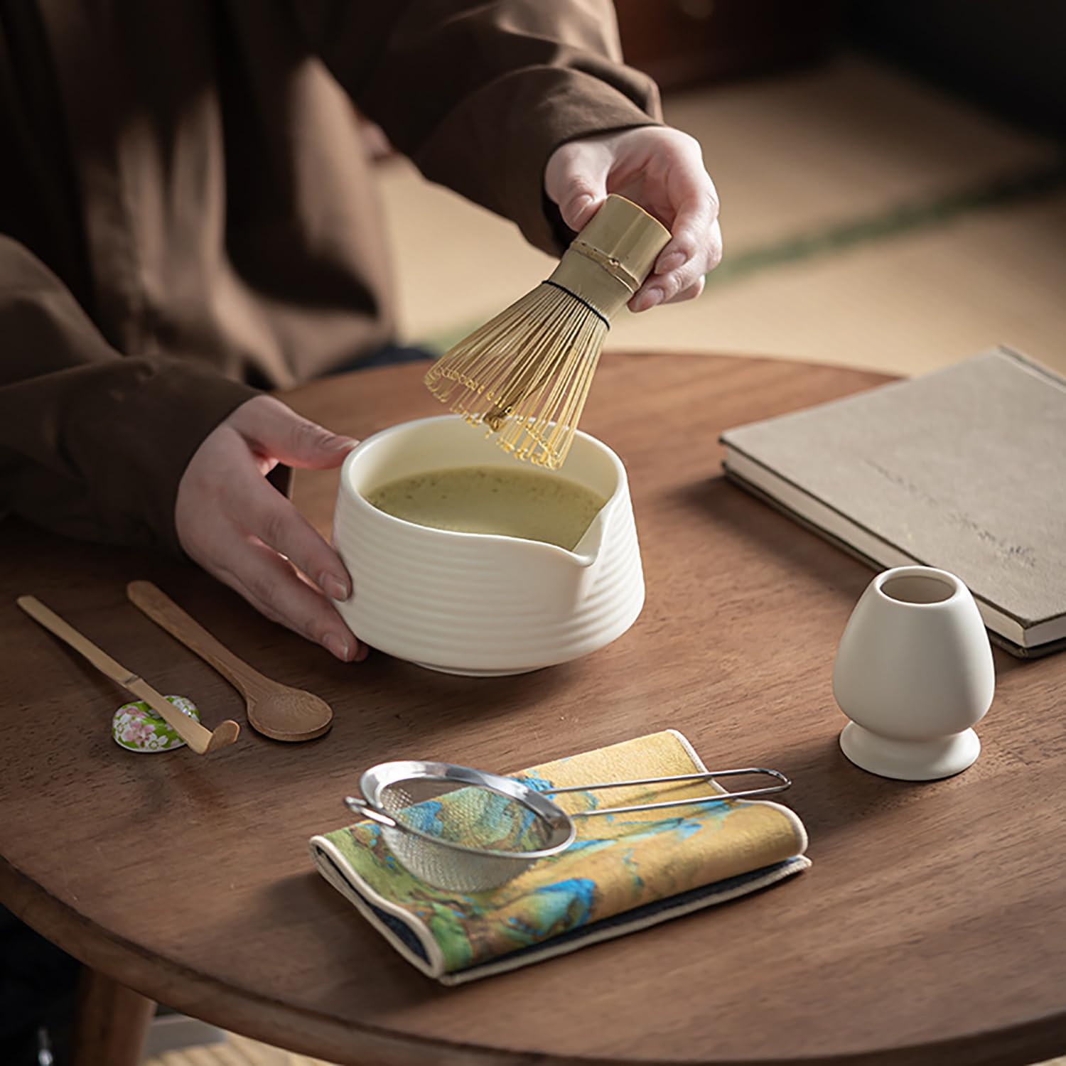 Matcha Tea Set Beige Weiß,7 Piece Matcha Besen Set, with Matcha Whisk, Matcha Broom,Matcha Schale,Matcha Bowl with Spout,Matcha Besen Halter,Bamboo Spoon,Perfect Matcha Starter Set,Japanisches Tee-Set
