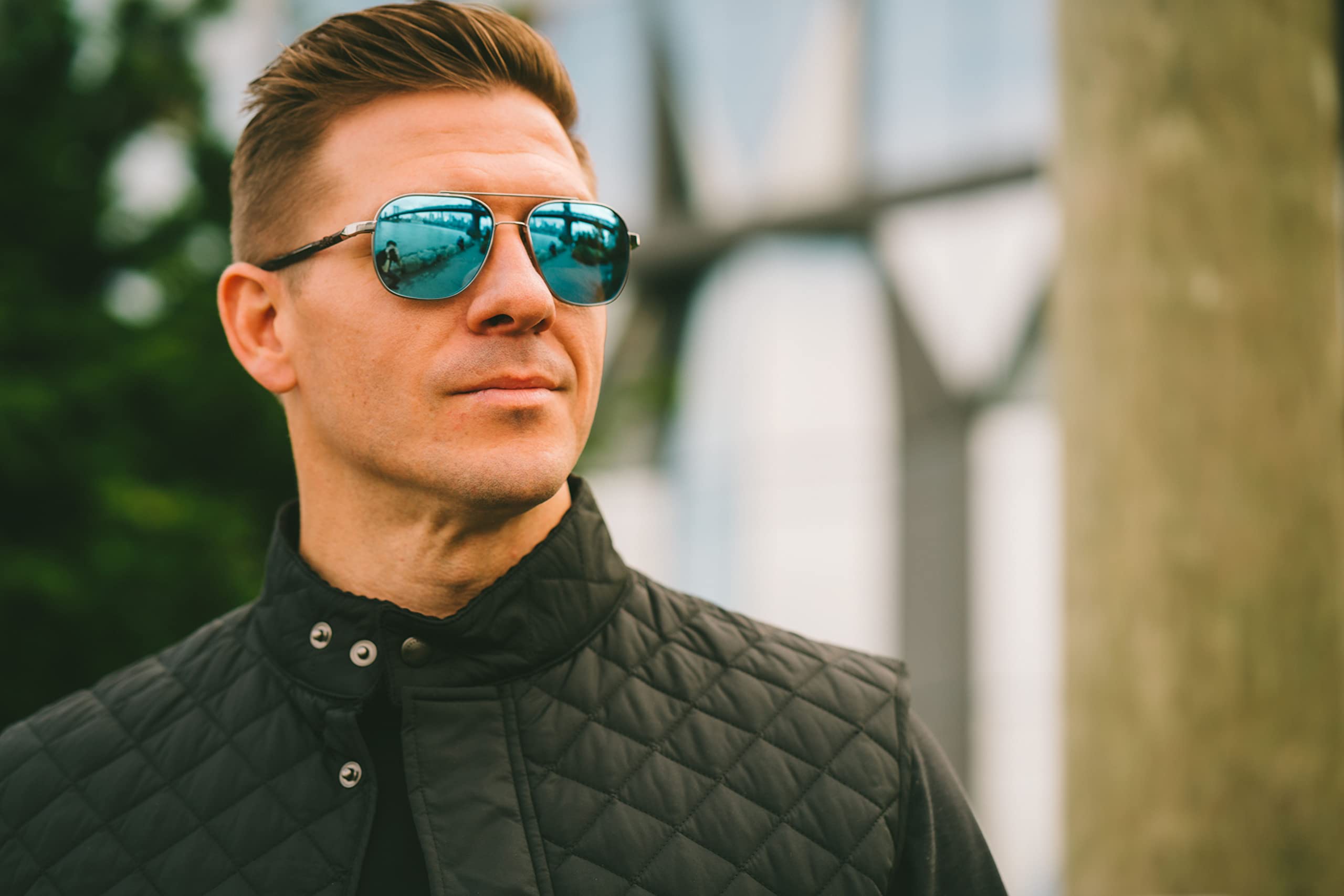 Revo Gafas de sol Harrison: lente de cristal polarizado con marco de navegador de metal, marco de bronce con lente azul