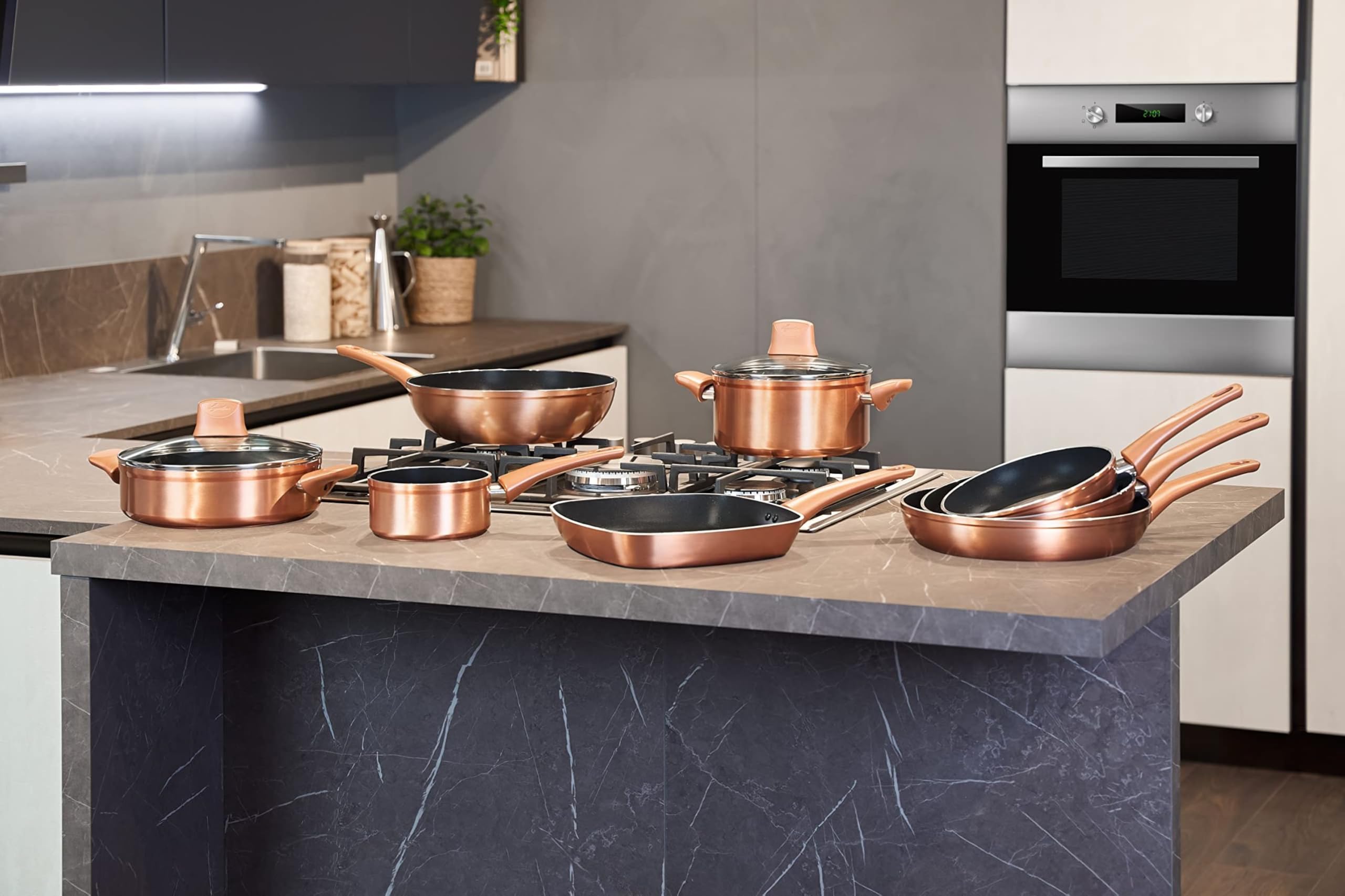 Lagostina Ramata Wok Antiaderente in Alluminio Ø 28 cm con Esterno Effetto Rame, Pentola Gas e Forno, Rivestimento Titanium Easy, Manico Ergonomico in Bakelite