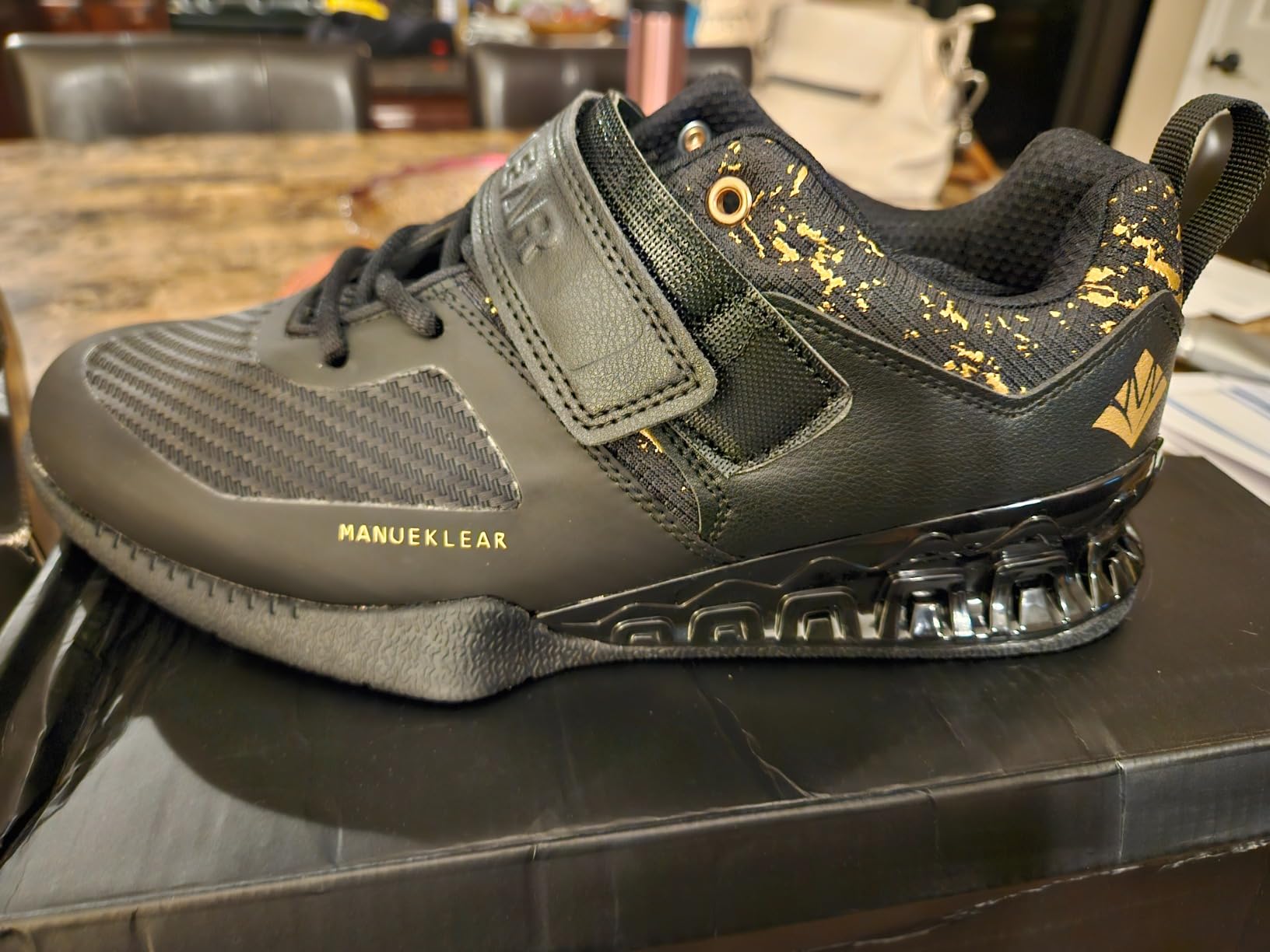 MANUEKLEAR Deadlift Shoes atleta femenina entrenamiento pesas gimnasio