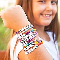 Vista 13 de Lorfancy 24 pulseras de cuentas para niñas y niños pequeños, pulseras de cuentas de letras a granel, pulseras de amistad de arco iris, recuerdos
