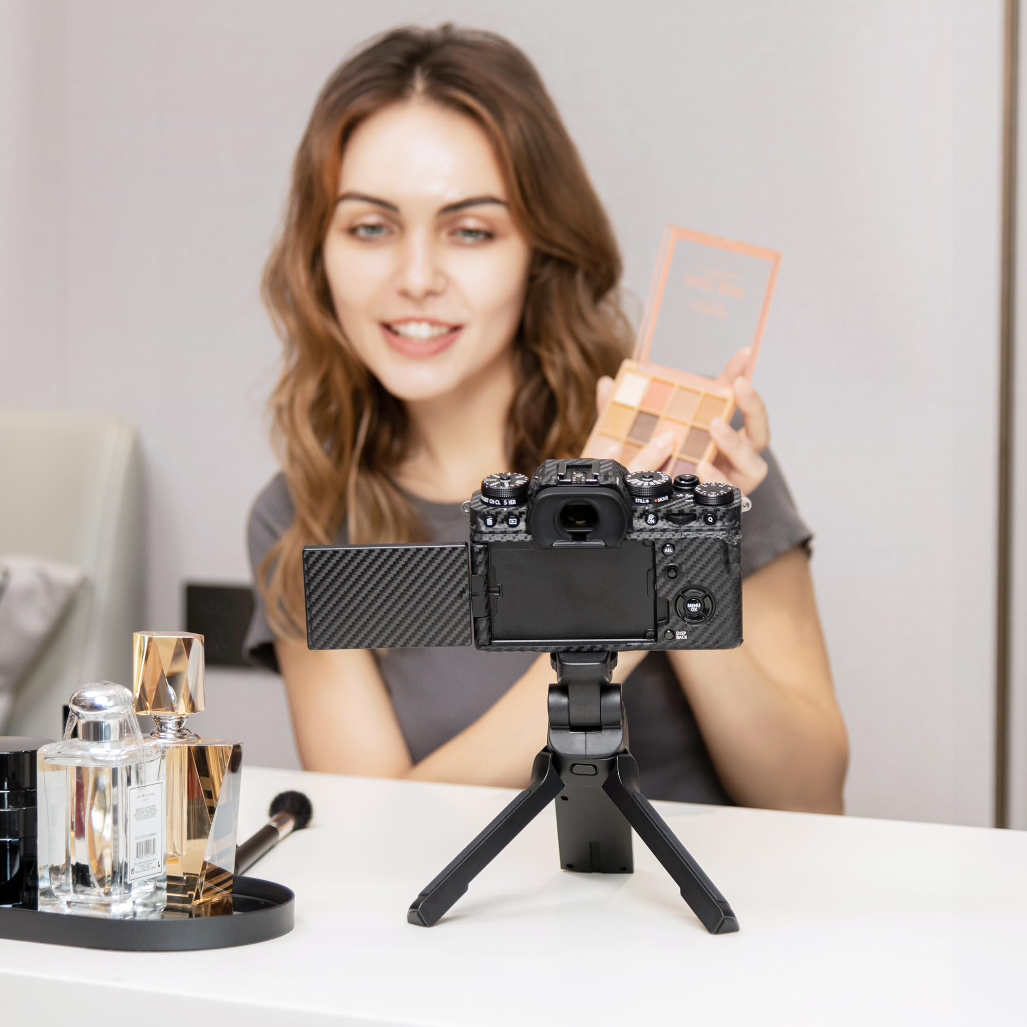 JJC Statyw biurkowy z uchwytem Vlog z pilotem Bluetooth TG-BT1 do Fujifilm X100VI X-S20, X-H2S, X-H2, X-T5, X-T4, X-T3, X-T30 II, X-T30, X-S10 stabilizator wideo kamery