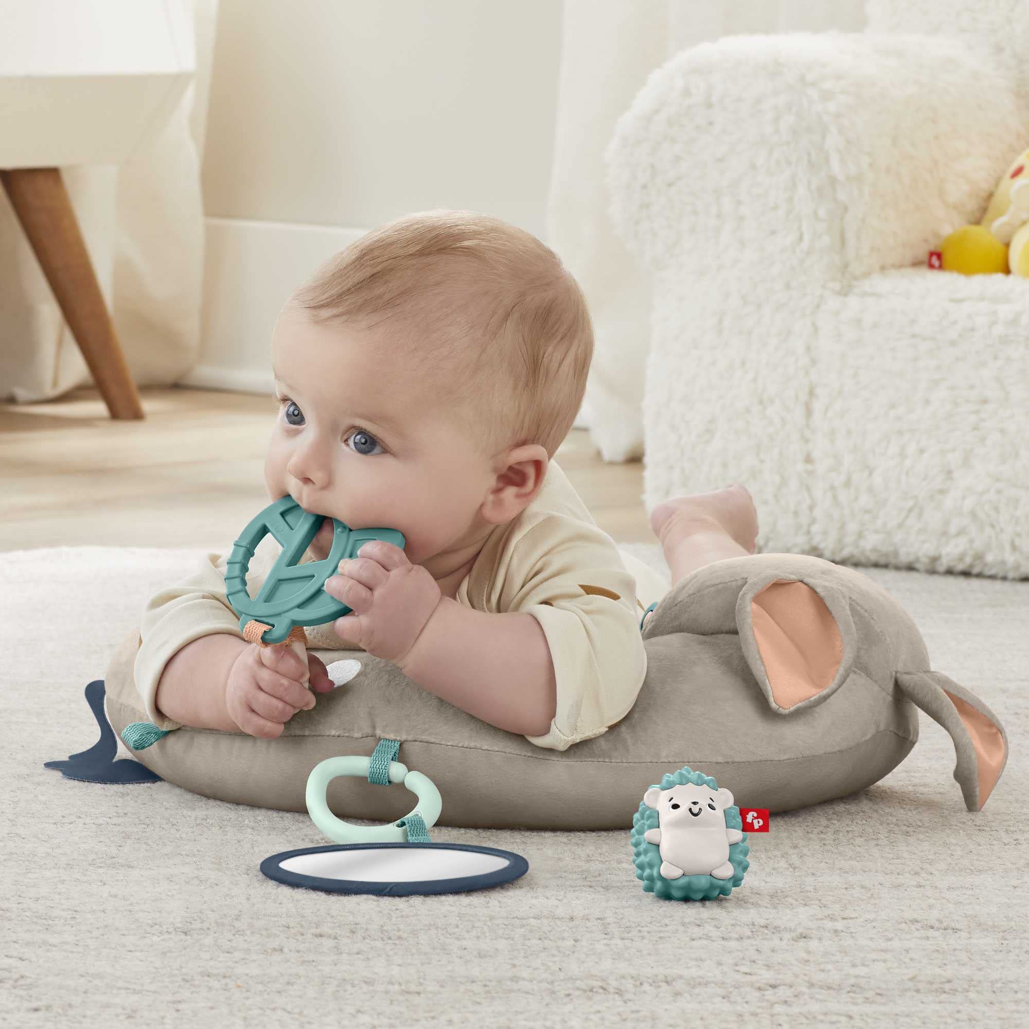 Fisher-Price - Cuscino Dolce Cerbiatto, cuscino giocattolo per neonati con 3 giocattoli per attività sensoriali, Giocattolo per Bambini 3+ Mesi, HJJ16