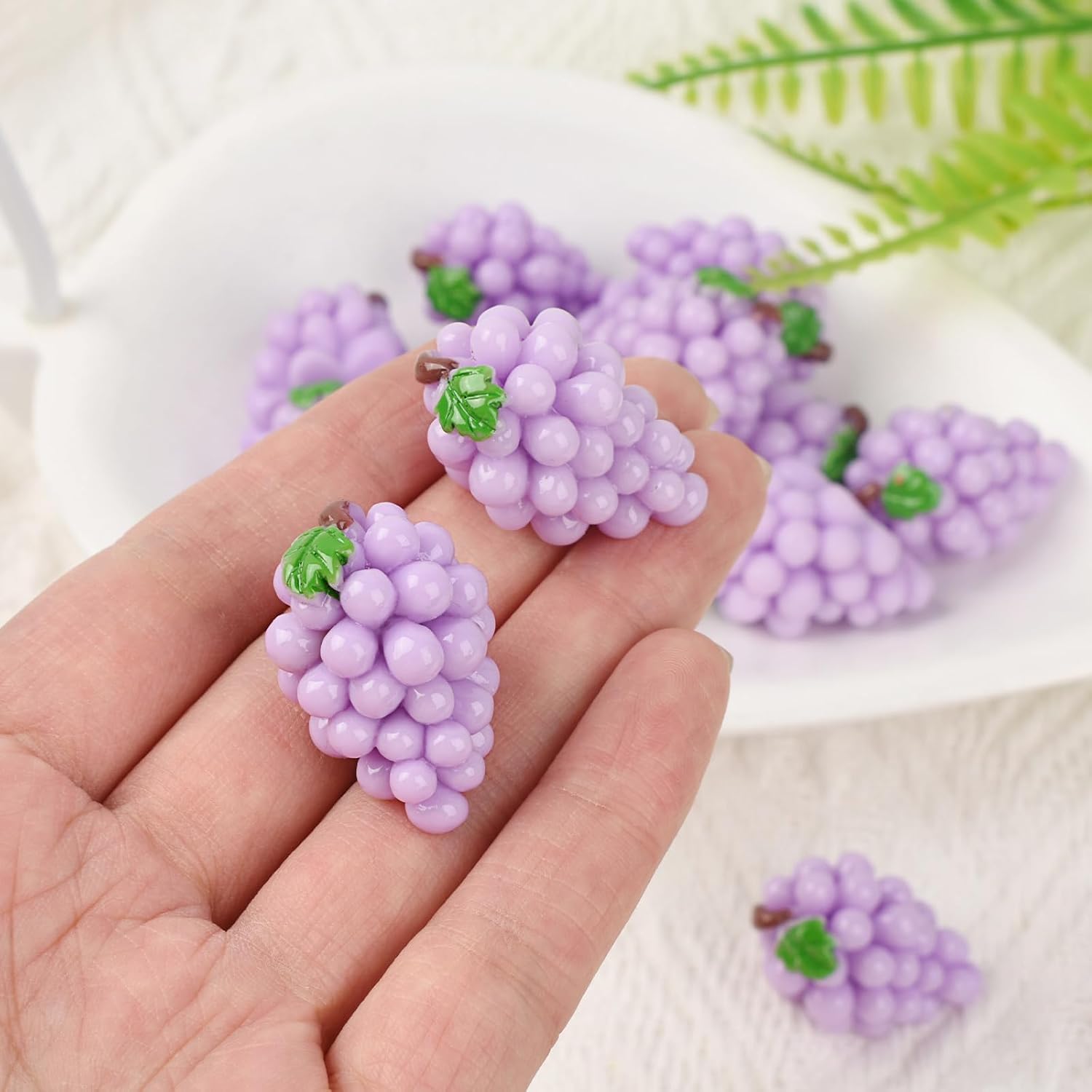Miniature Artificial Grapes, 15 Pcs Resin Simulation Grapes Artificial Mini Fruit for Home Mini Kitchen Cabinet Props DIY Crafts Decor