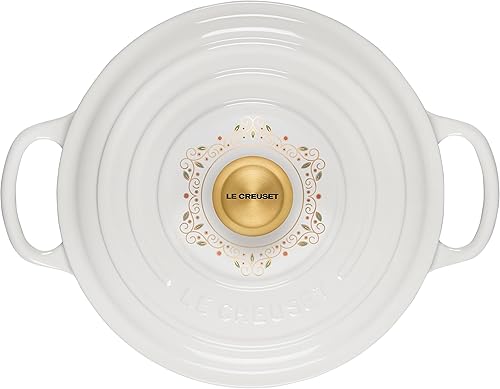 Miniatura 2 de Le Creuset Noël Collection - Horno holandés redondo de hierro fundido esmaltado para 12 días de Navidad, 3.5 cuartos de galón, color blanco