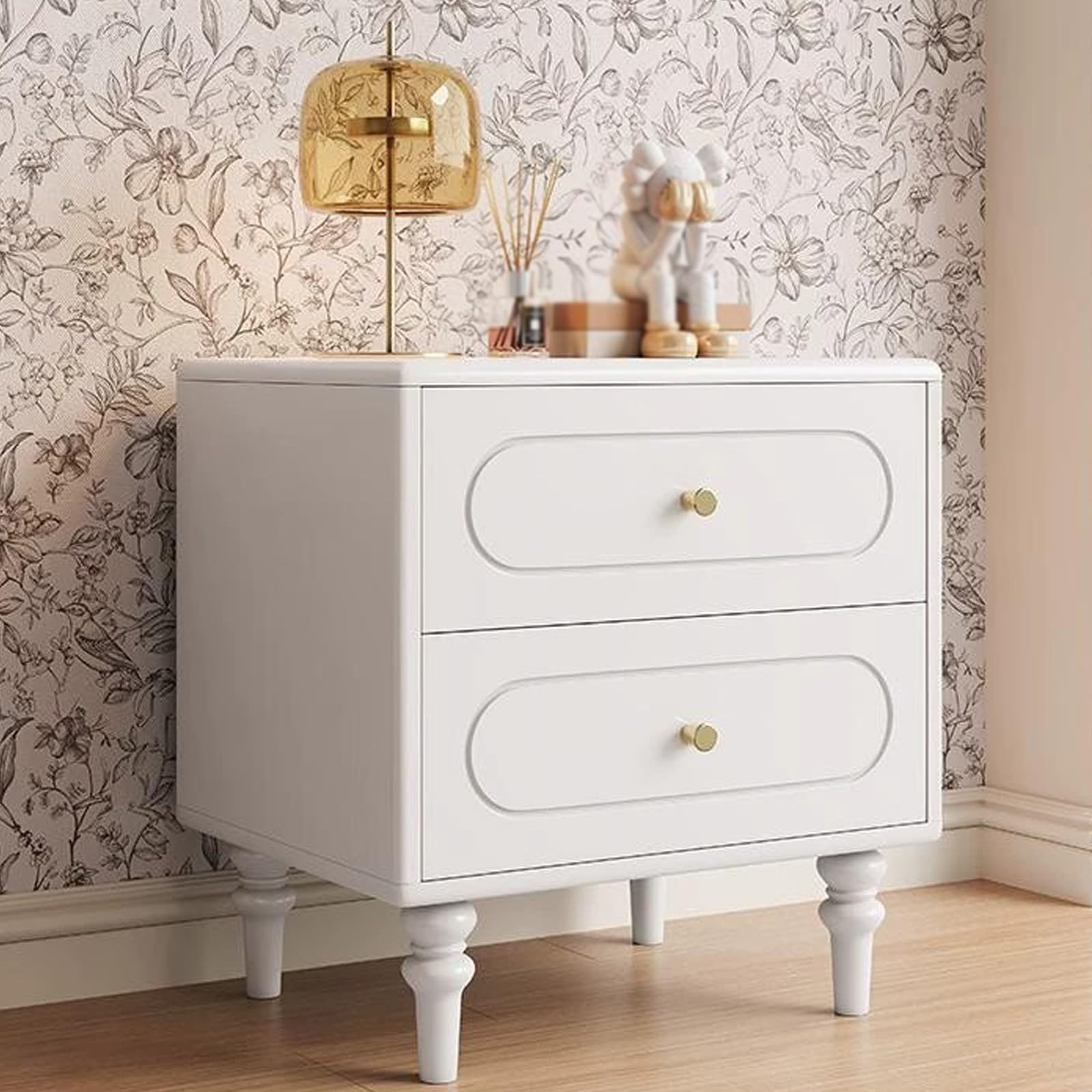 Table d'appoint rustique en bois pour une ambiance de chambre cosy