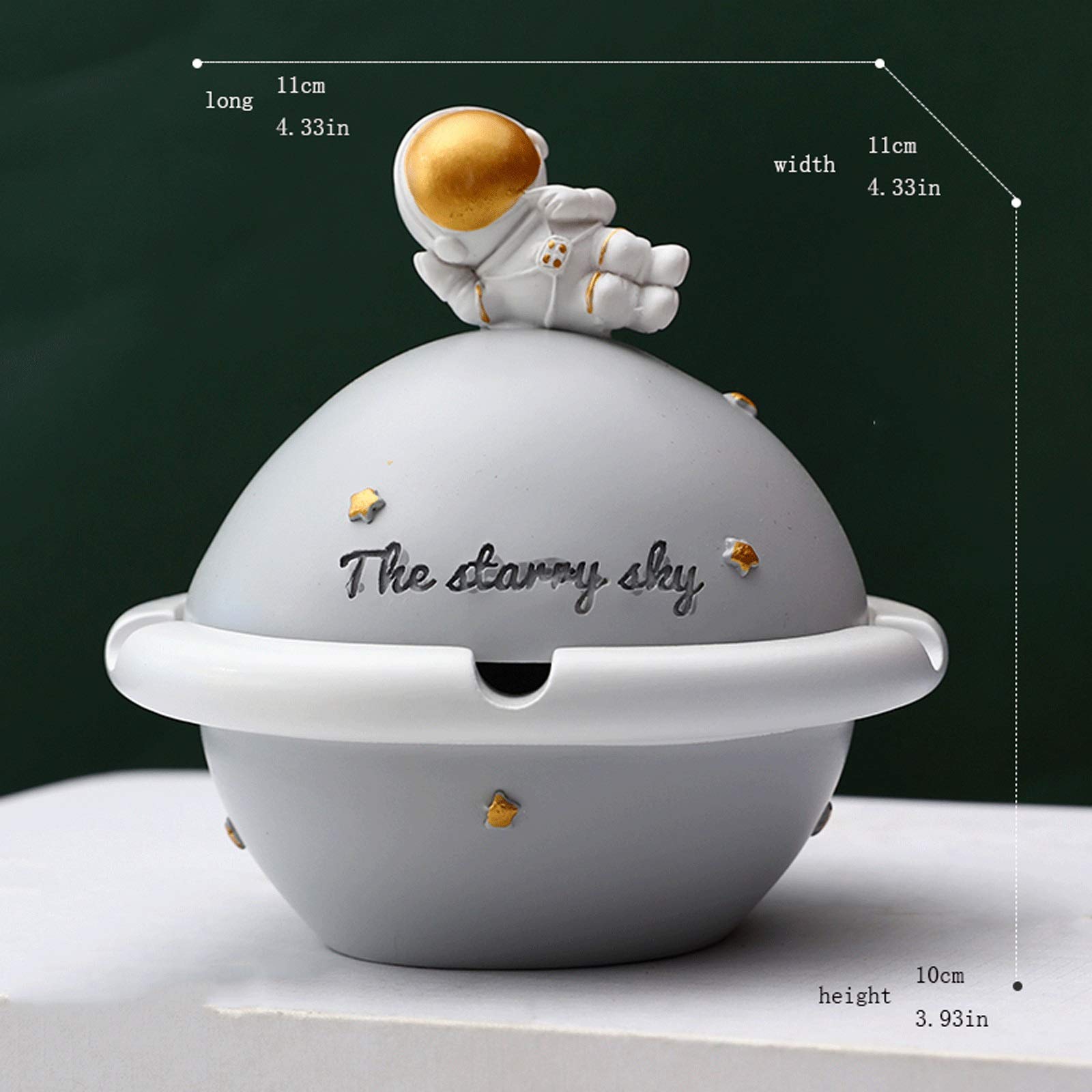 宇宙人の創意的な個性的な灰皿を持って、オフィスの宇宙飛行士を覆います。 宇宙人の創意的な個性的な灰皿を持って、オフィスの宇宙飛行士を覆い