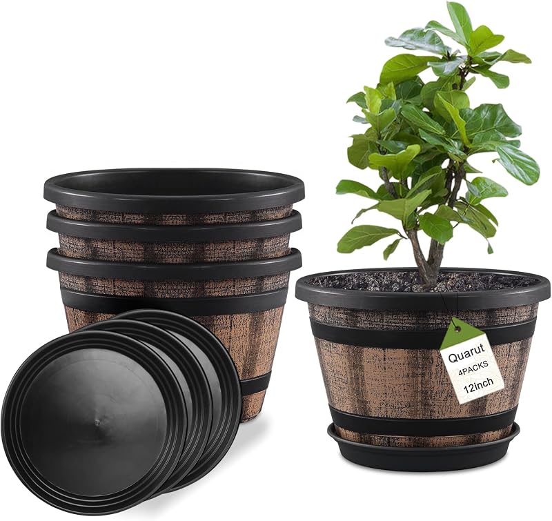 Quarut Juego de 4 macetas de 12.0 in, grandes maceteros de barril de whisky con agujeros de drenaje y platillo. Macetas de plástico con diseño de barril de vino de imitación, para plantas de interior y exterior (marrón)