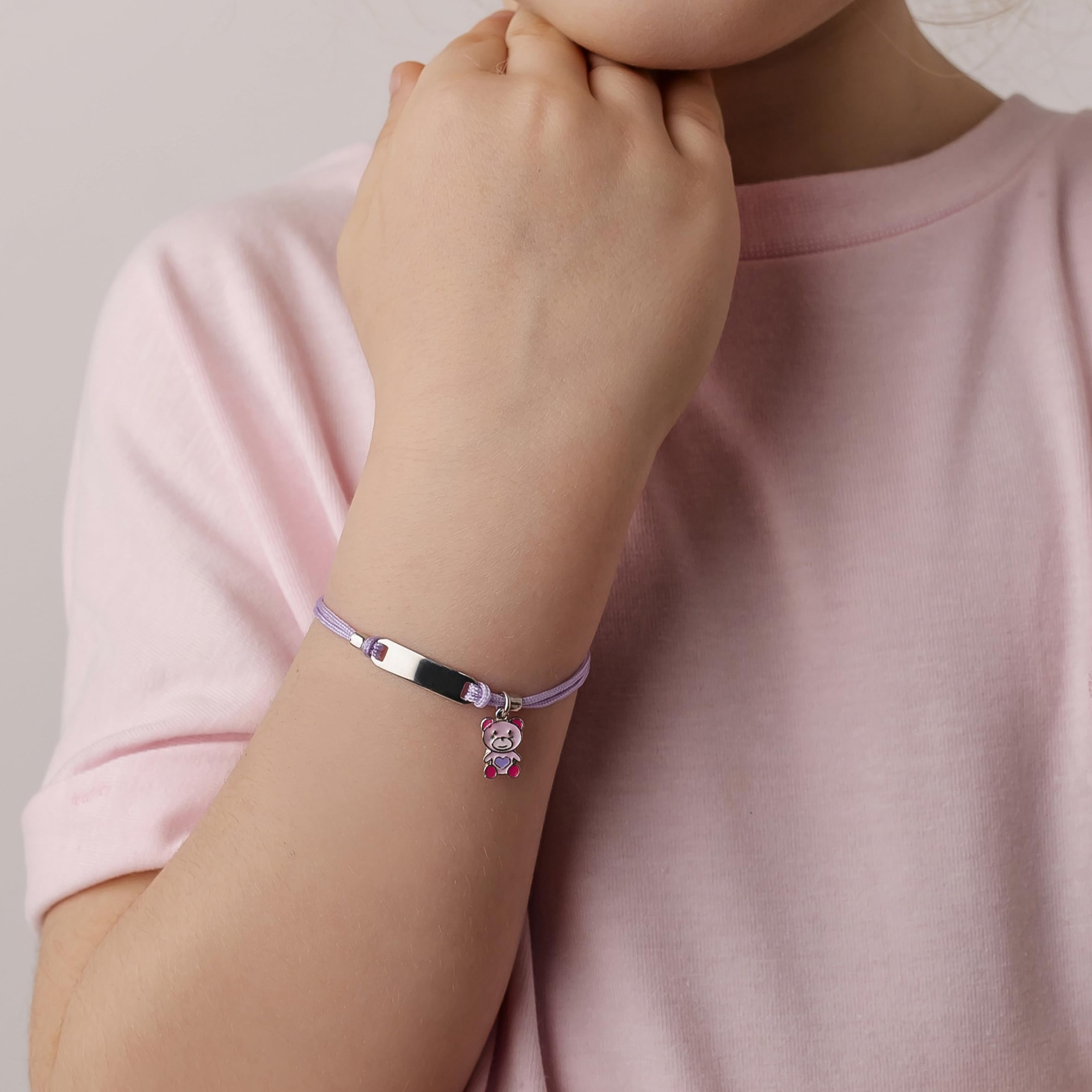 Sakrami Pulsera Plata 925 para Niña Cordón Lila con Oso Esmaltado y Placa Grabable Colección Kids + Caja de Regalo Personalizada - Pulsera para Nacimiento Comunión o Bautismo