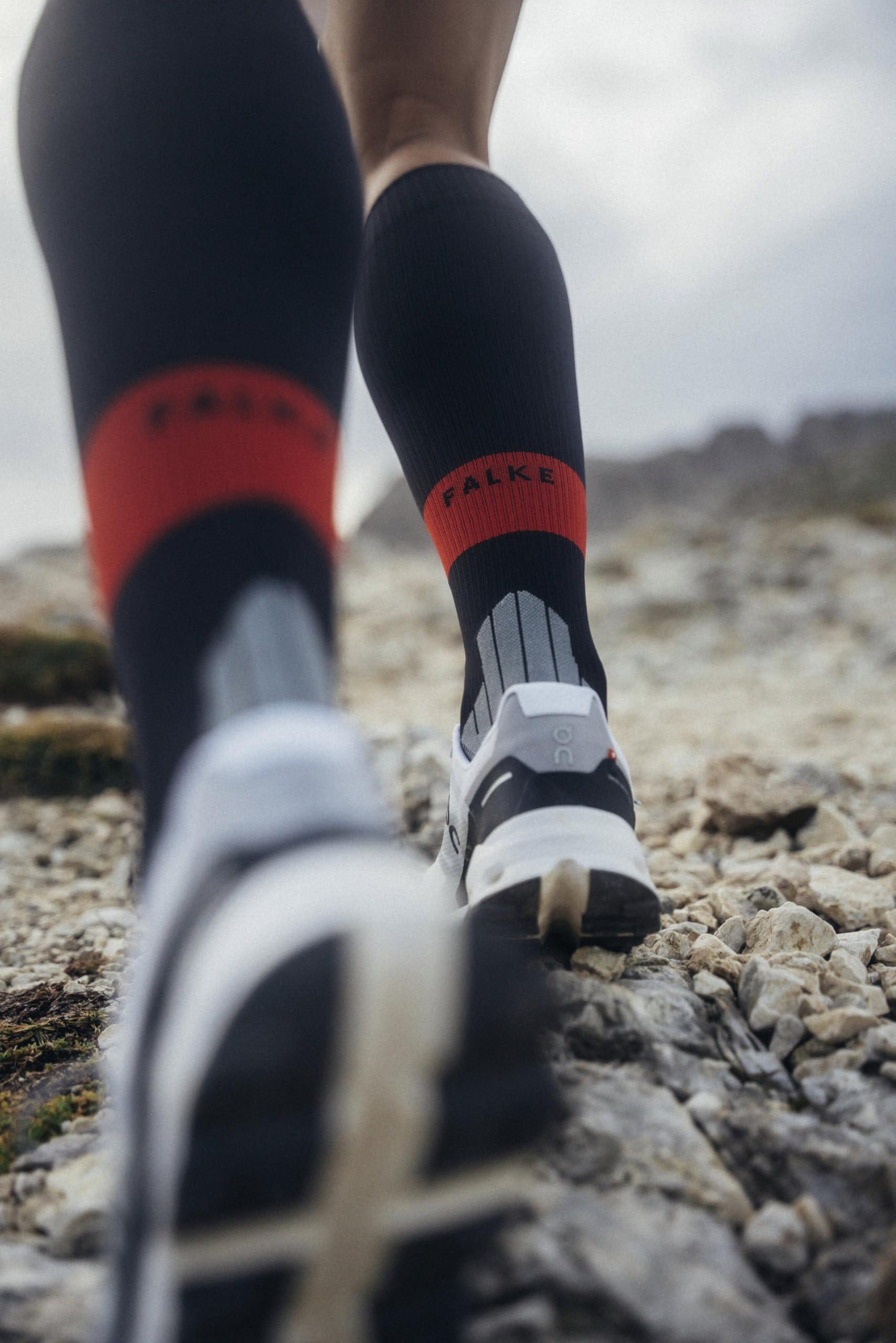 FALKE Damen Laufsocken Energizing Funktionsmaterial schwarz mit Kompression bessere Durchblutung Stabilisierend Verletzungsvorbeugend kühlend zum Sport 1 Paar | Kompressionsstrümpfe für schnellere Erholung und bessere Blutzirkulation