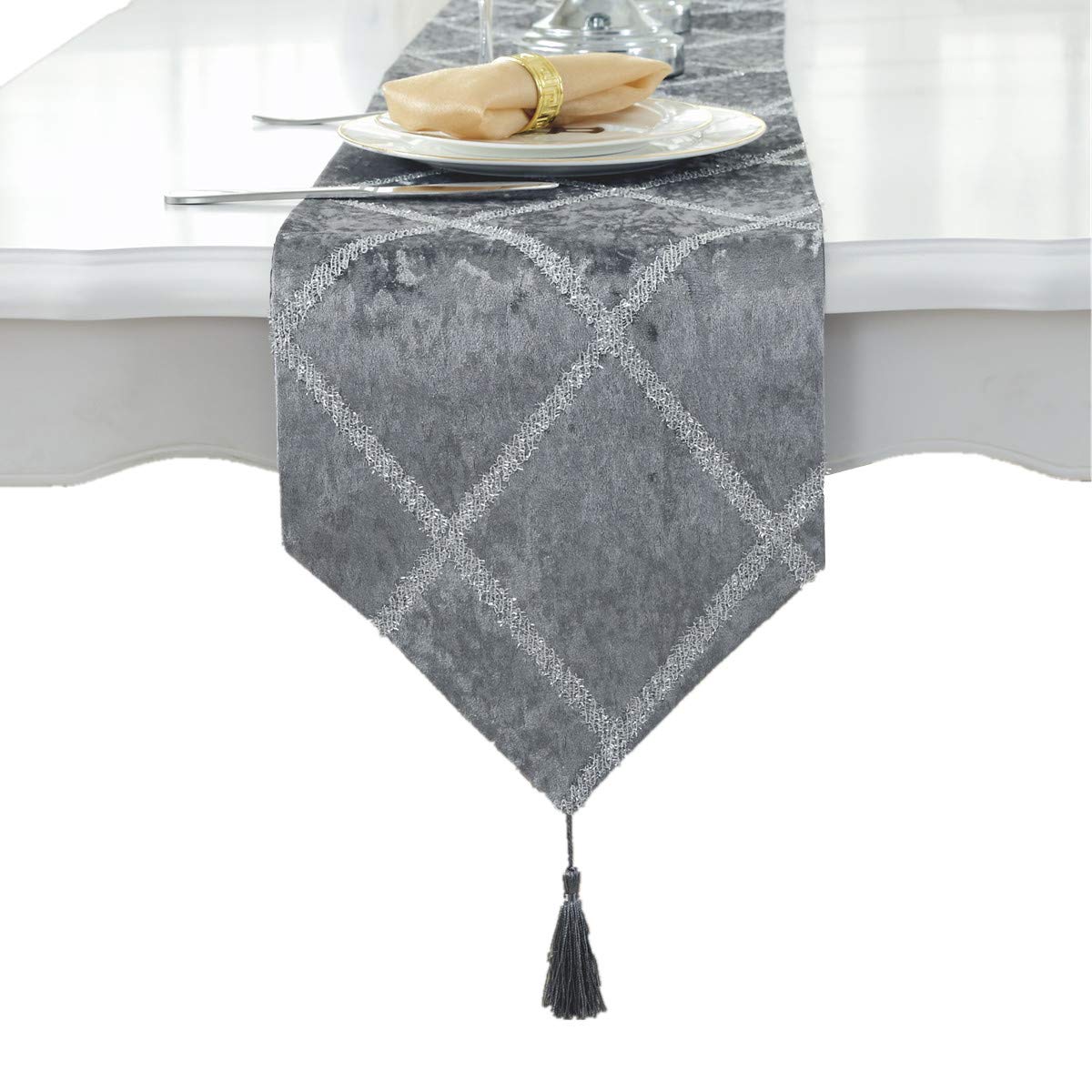 Chemin de table gris anti-plis à pompons, idéal pour masquer une table