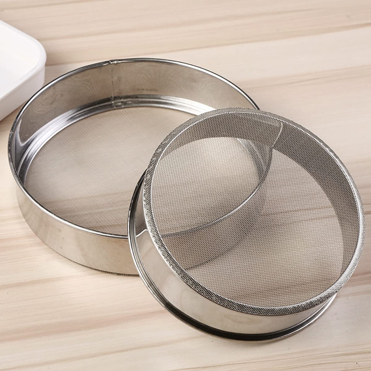 Lot de 2 passoires à Farine avec Une cuillère à Farine Fine en Acier Inoxydable argenté Netto Tamis à Farine Tamis à pâtisserie en Forme de Poudre 40 Mailles (15 cm + 20 cm)